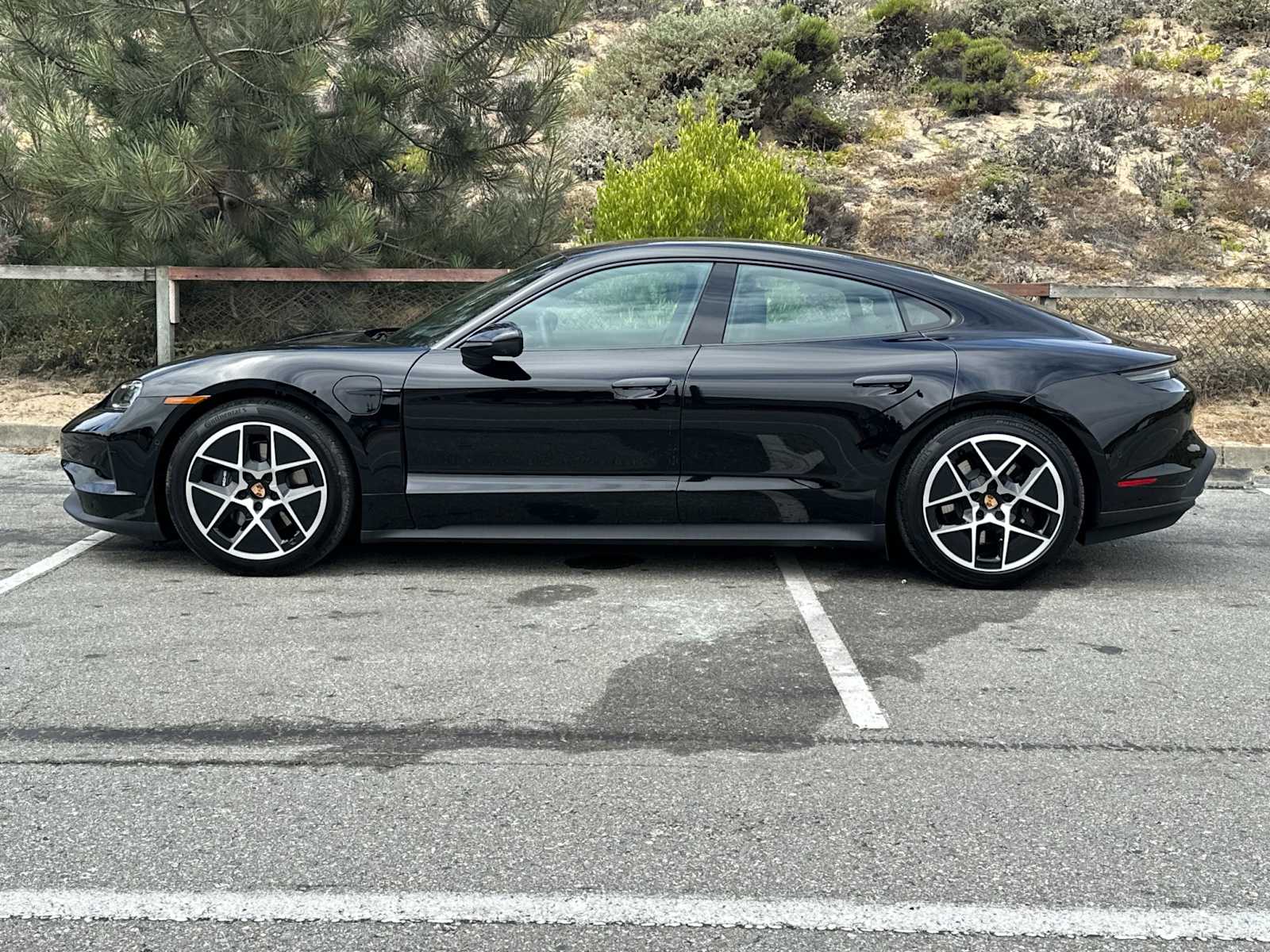 2025 Porsche Taycan 4 photo 2