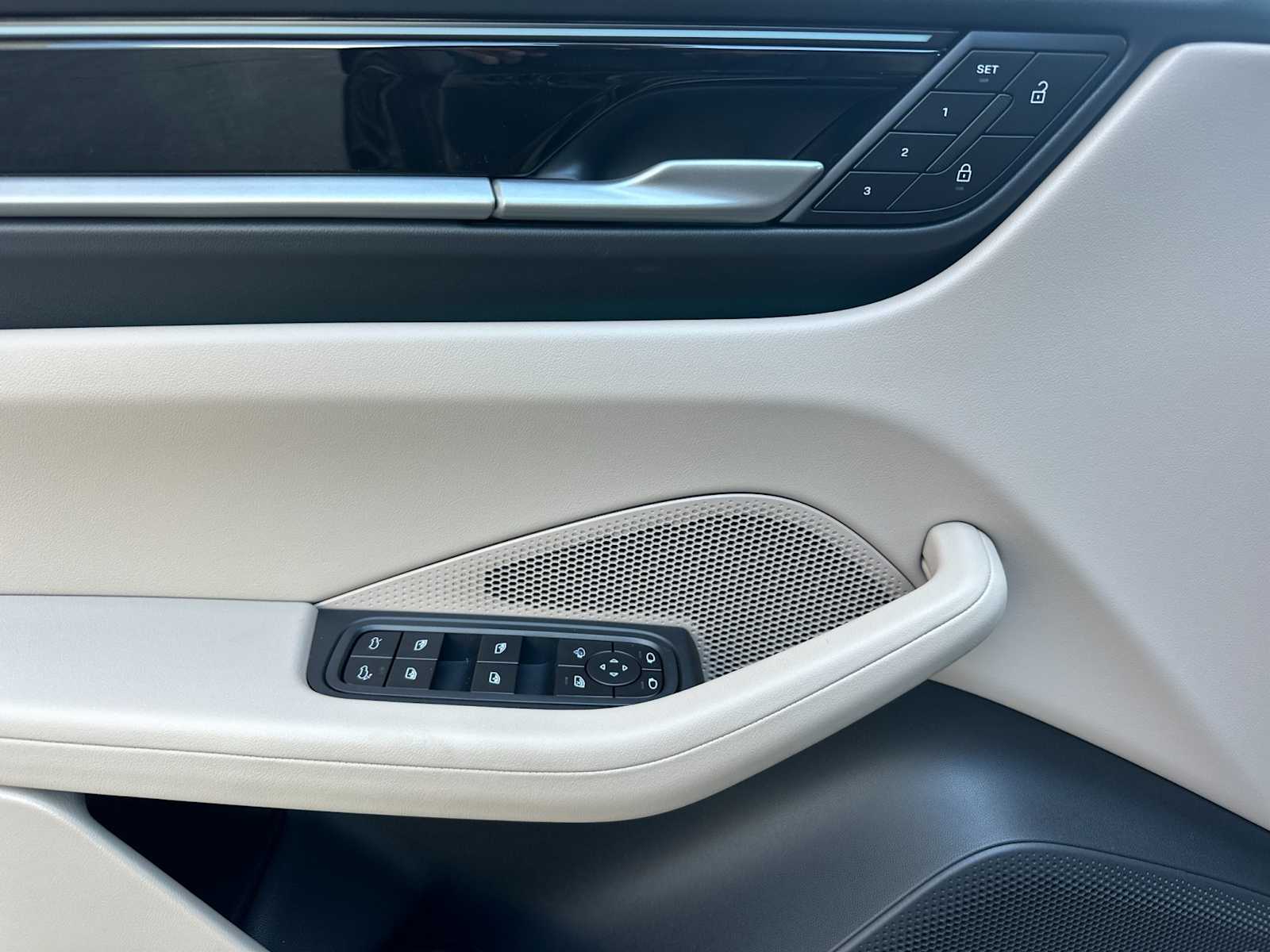 Thumbnail: 2026 Porsche Macan - 12