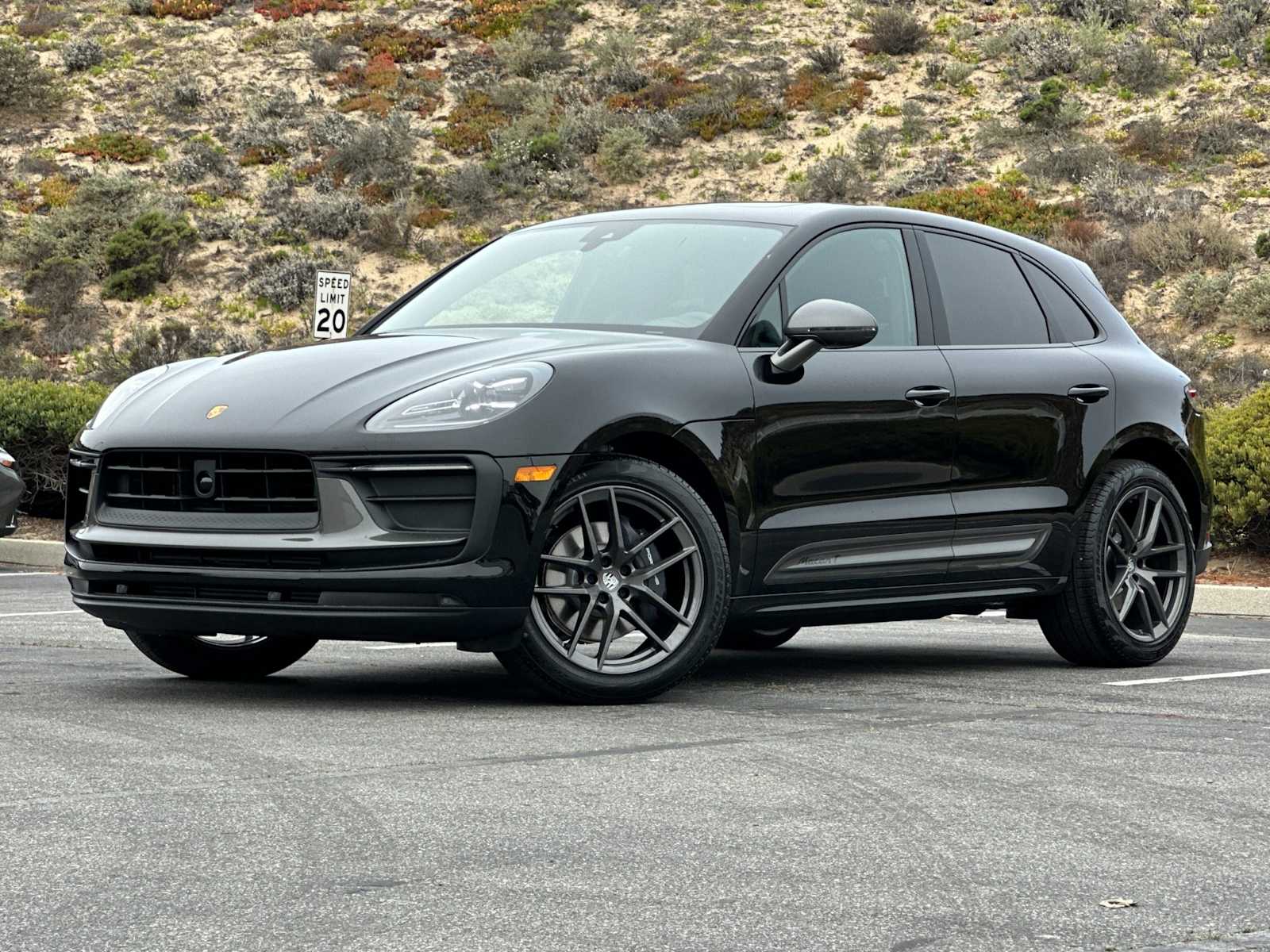 Thumbnail: 2025 Porsche Macan - 1