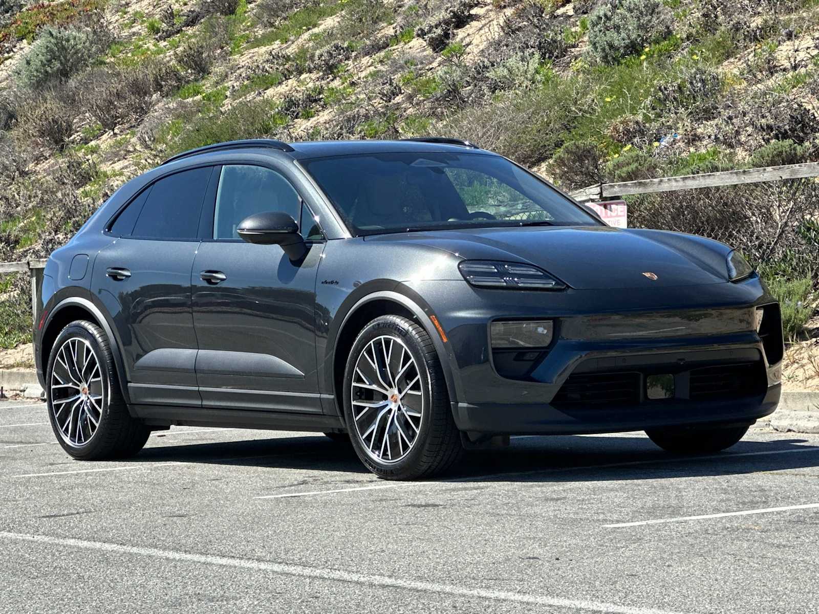 Thumbnail: 2026 Porsche Macan - 10