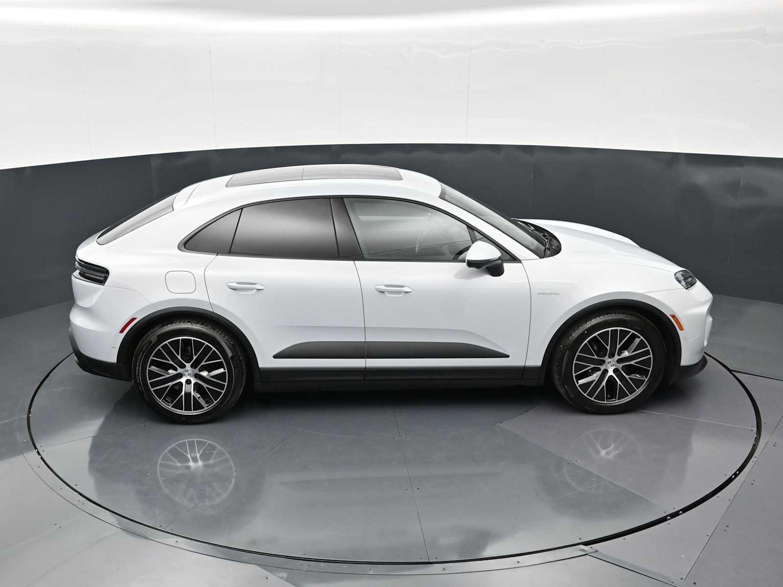 Thumbnail: 2026 Porsche Macan - 41
