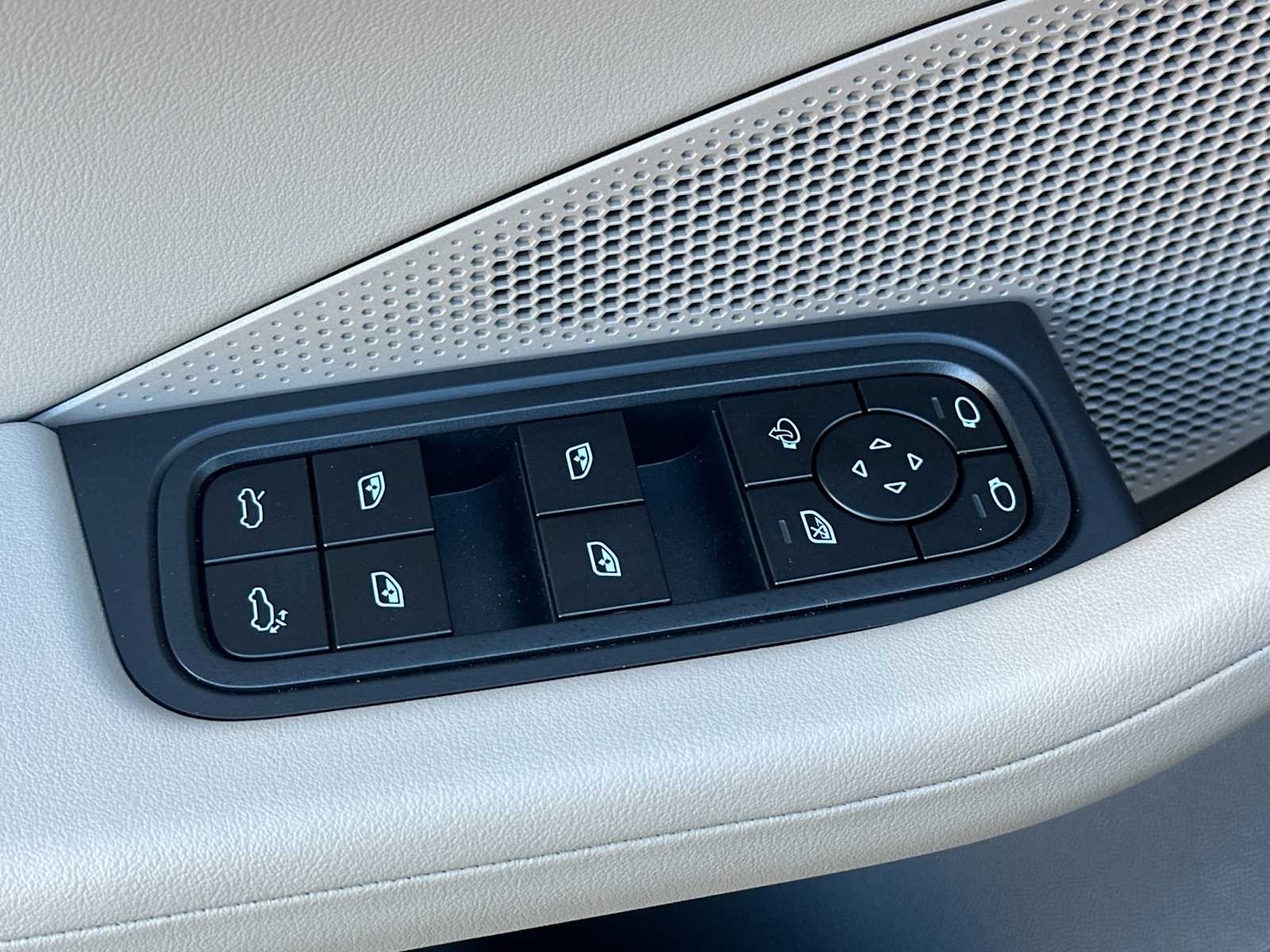 Thumbnail: 2025 Porsche Macan - 13