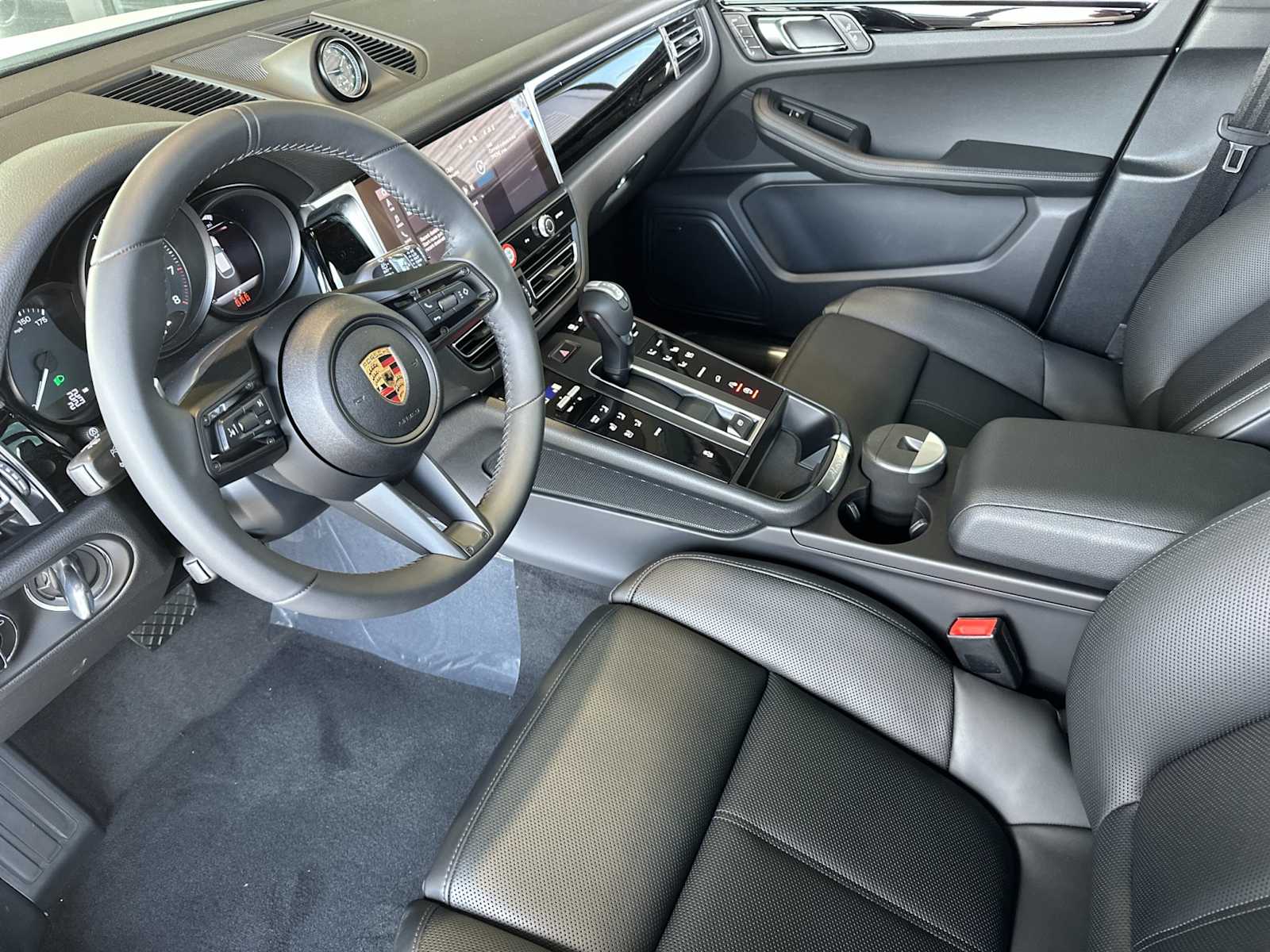 2025 Porsche Macan T photo 3