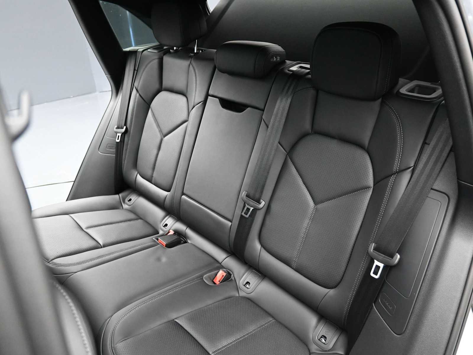 Thumbnail: 2026 Porsche Macan - 19