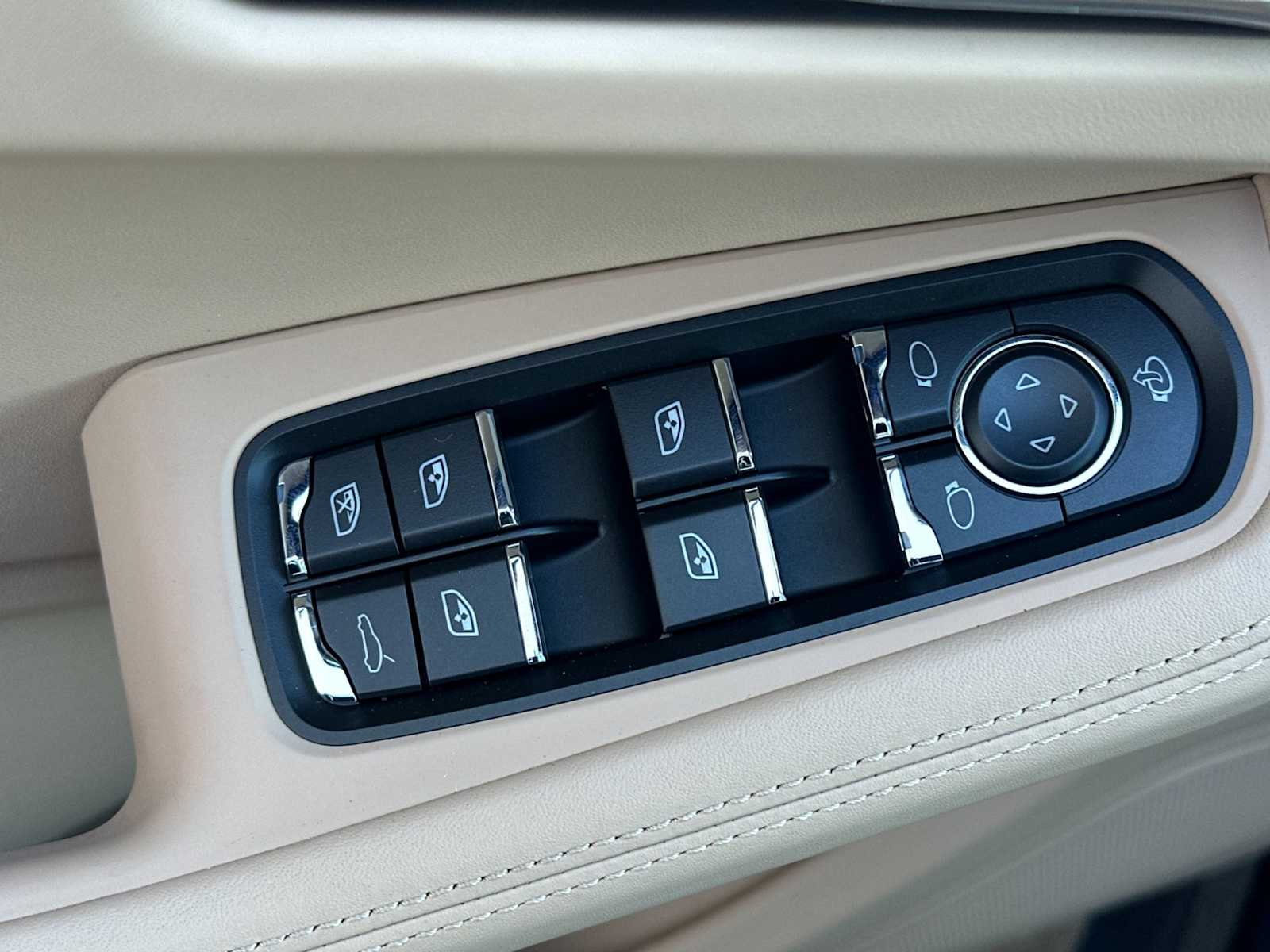 Thumbnail: 2026 Porsche Macan - 13