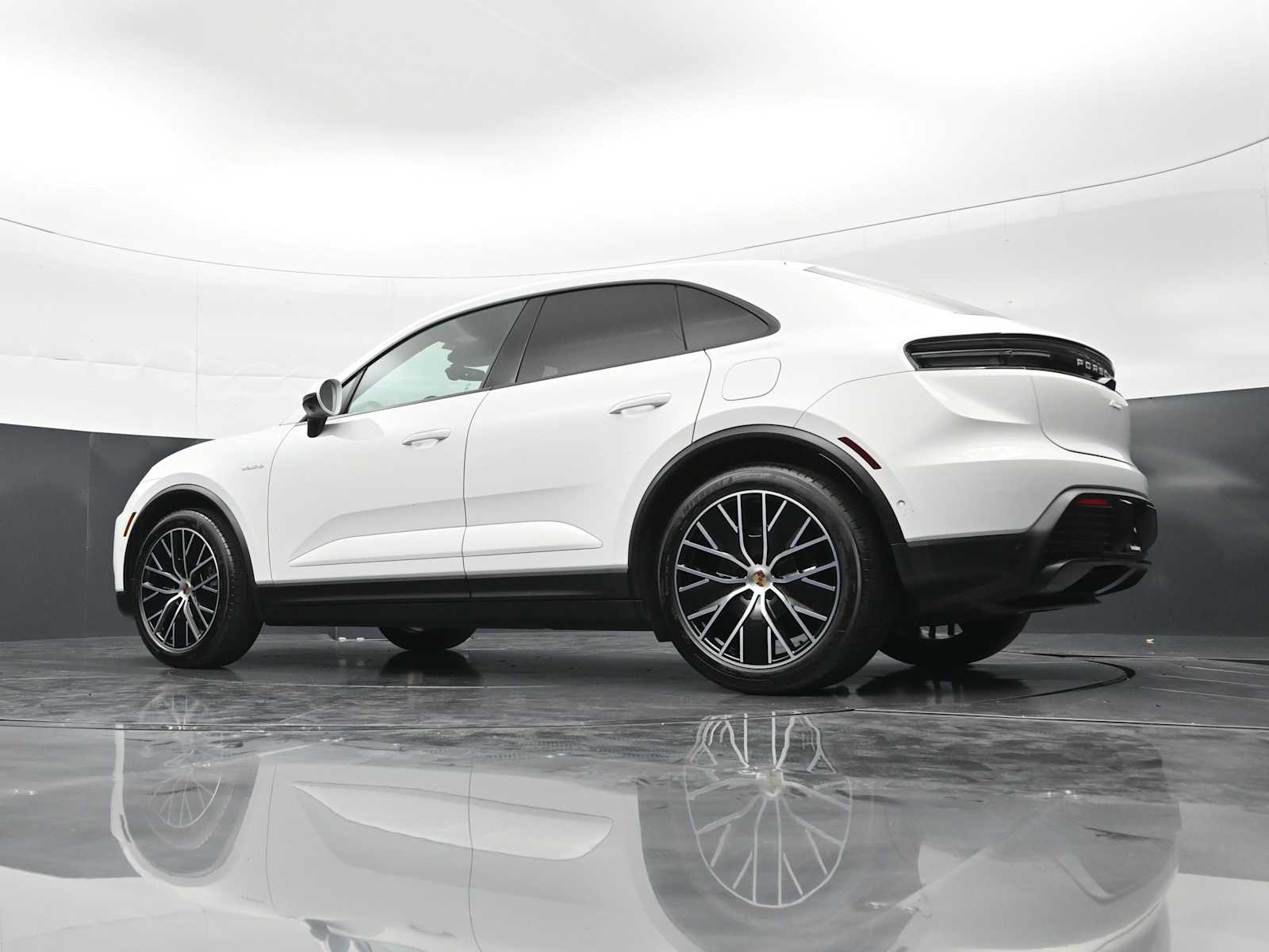 Thumbnail: 2025 Porsche Macan - 38