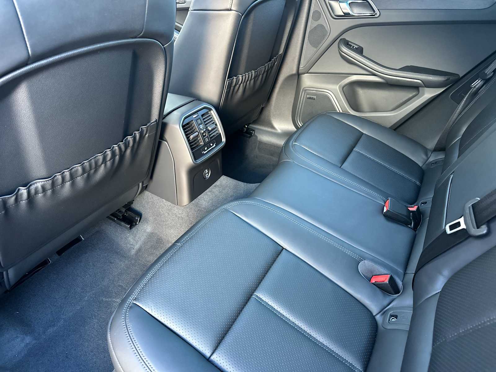 Thumbnail: 2026 Porsche Macan - 14