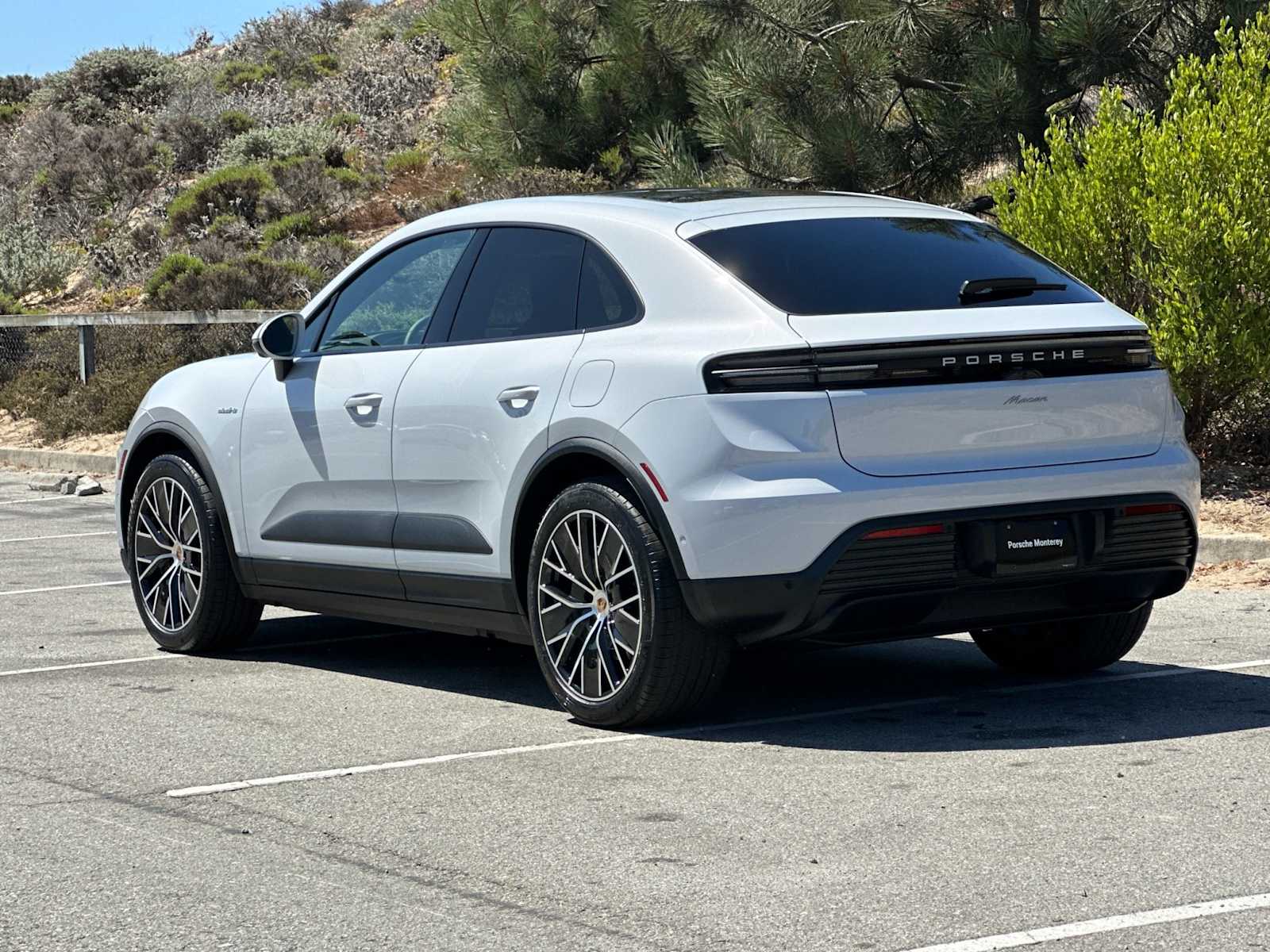 2025 Porsche Macan Electric photo 3