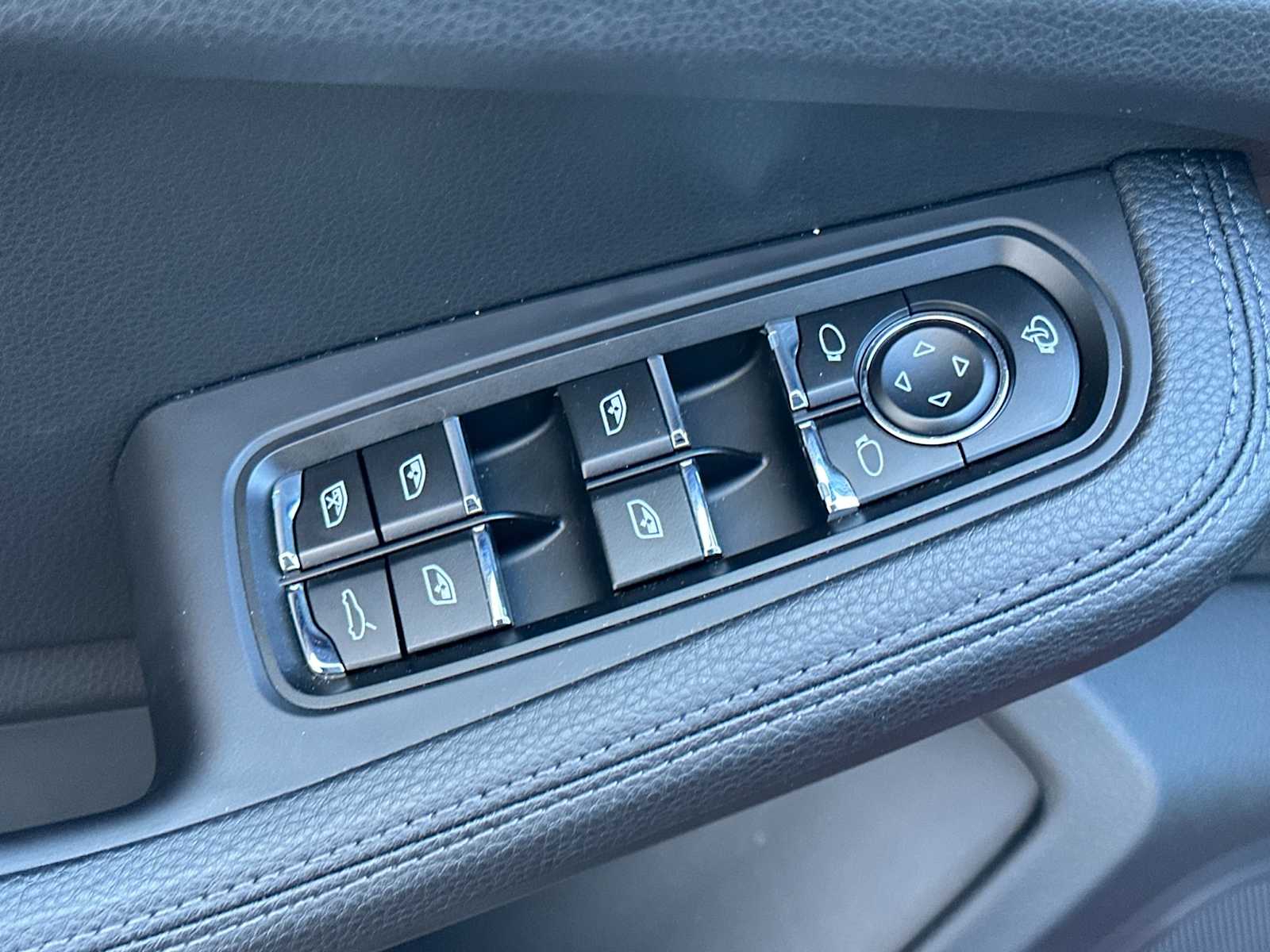 Thumbnail: 2024 Porsche Macan - 13