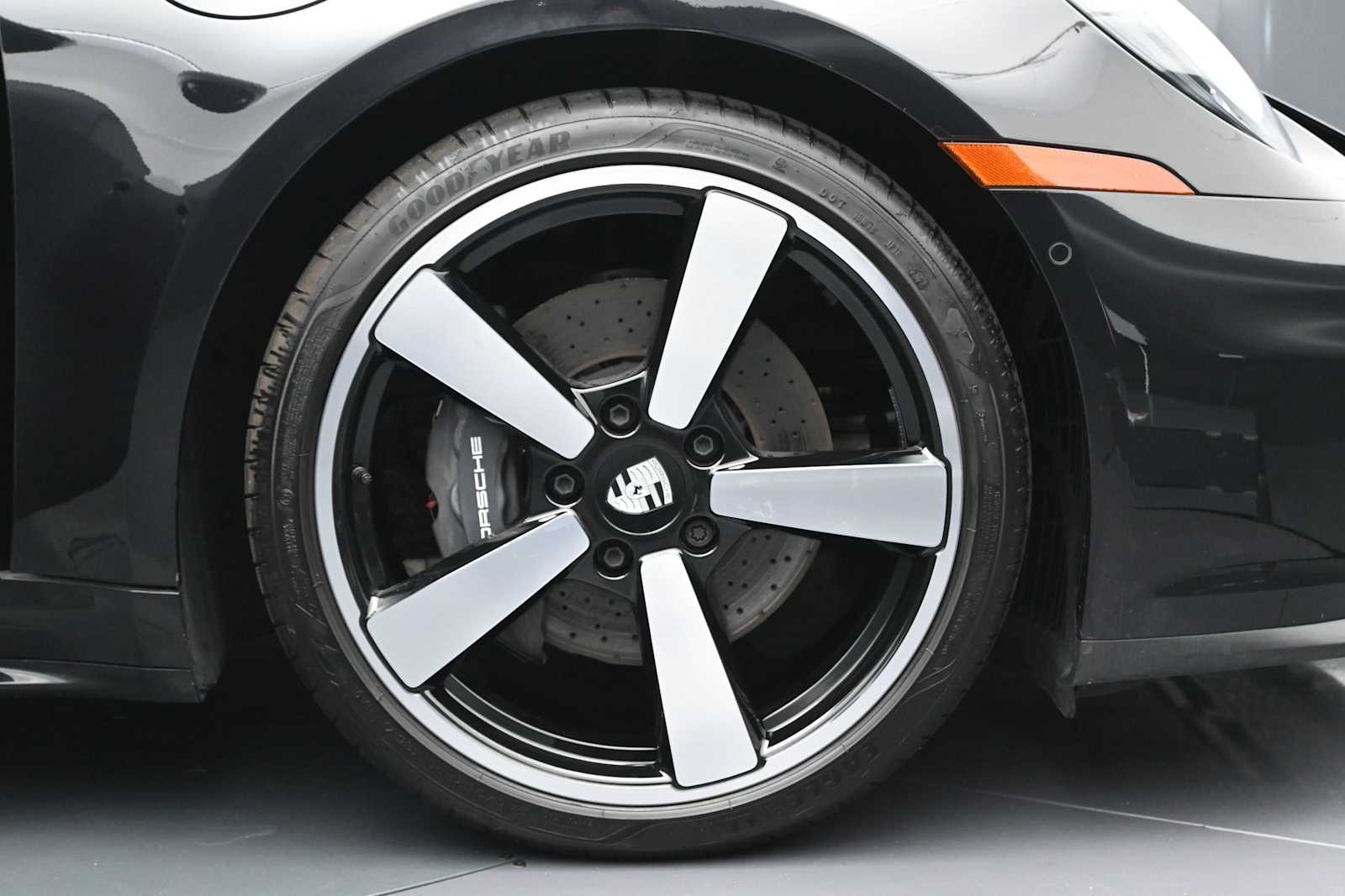 2025 Porsche 911 - Photo 21