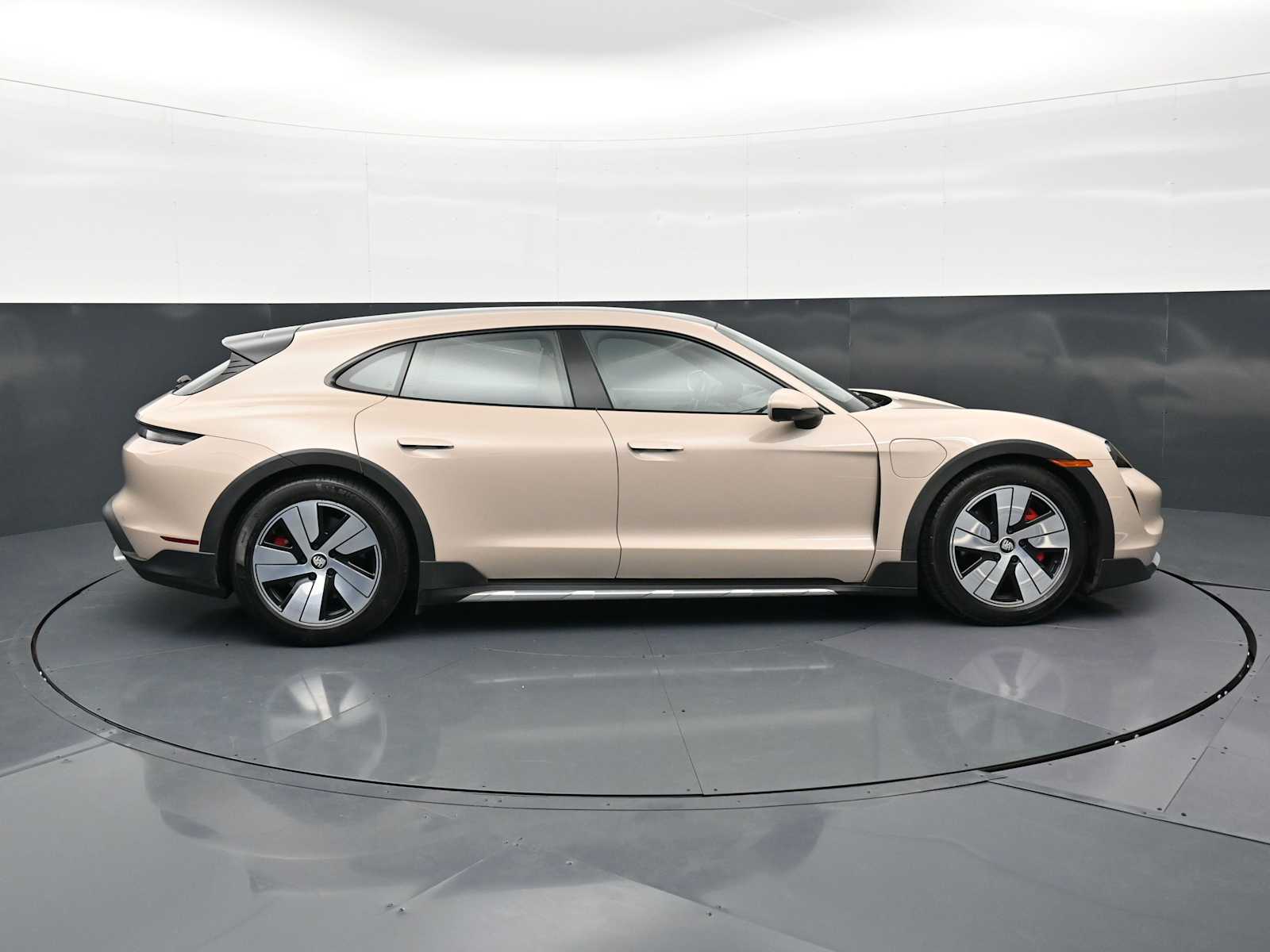 Thumbnail: 2023 Porsche Taycan - 32