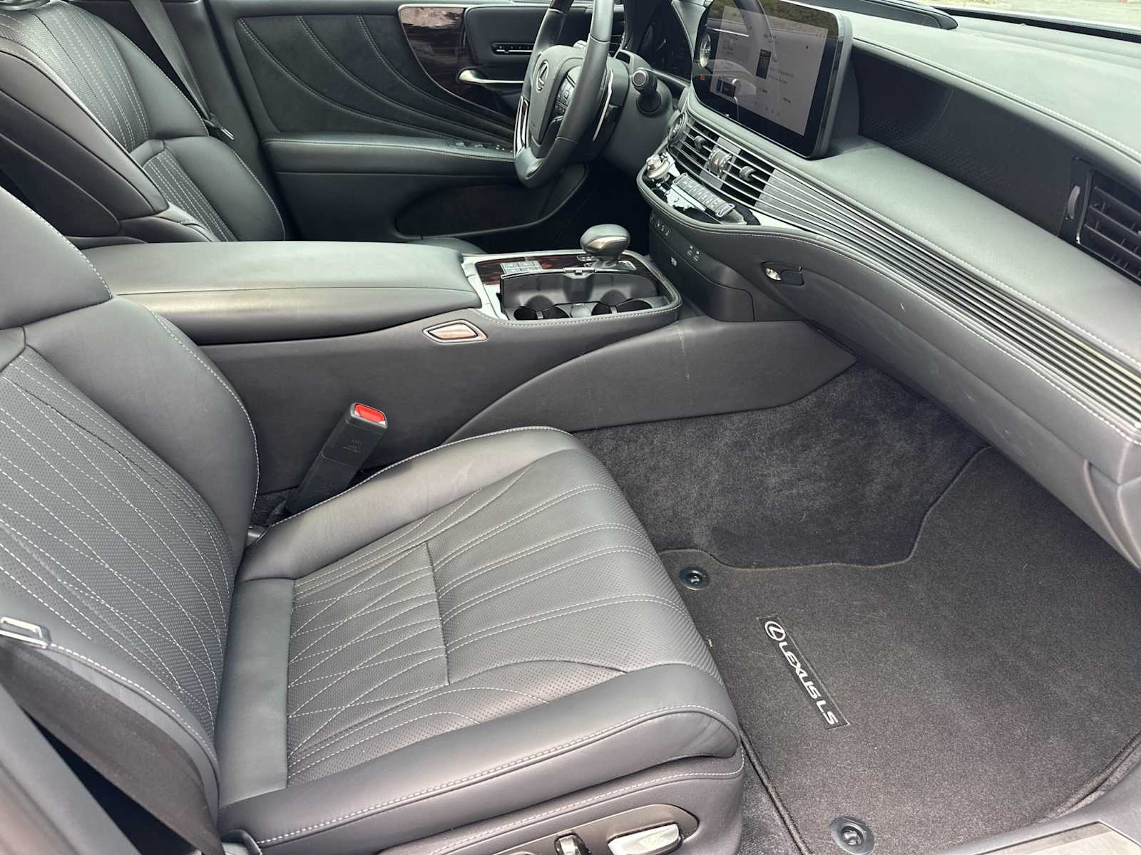 Thumbnail: 2024 Lexus LS - 16