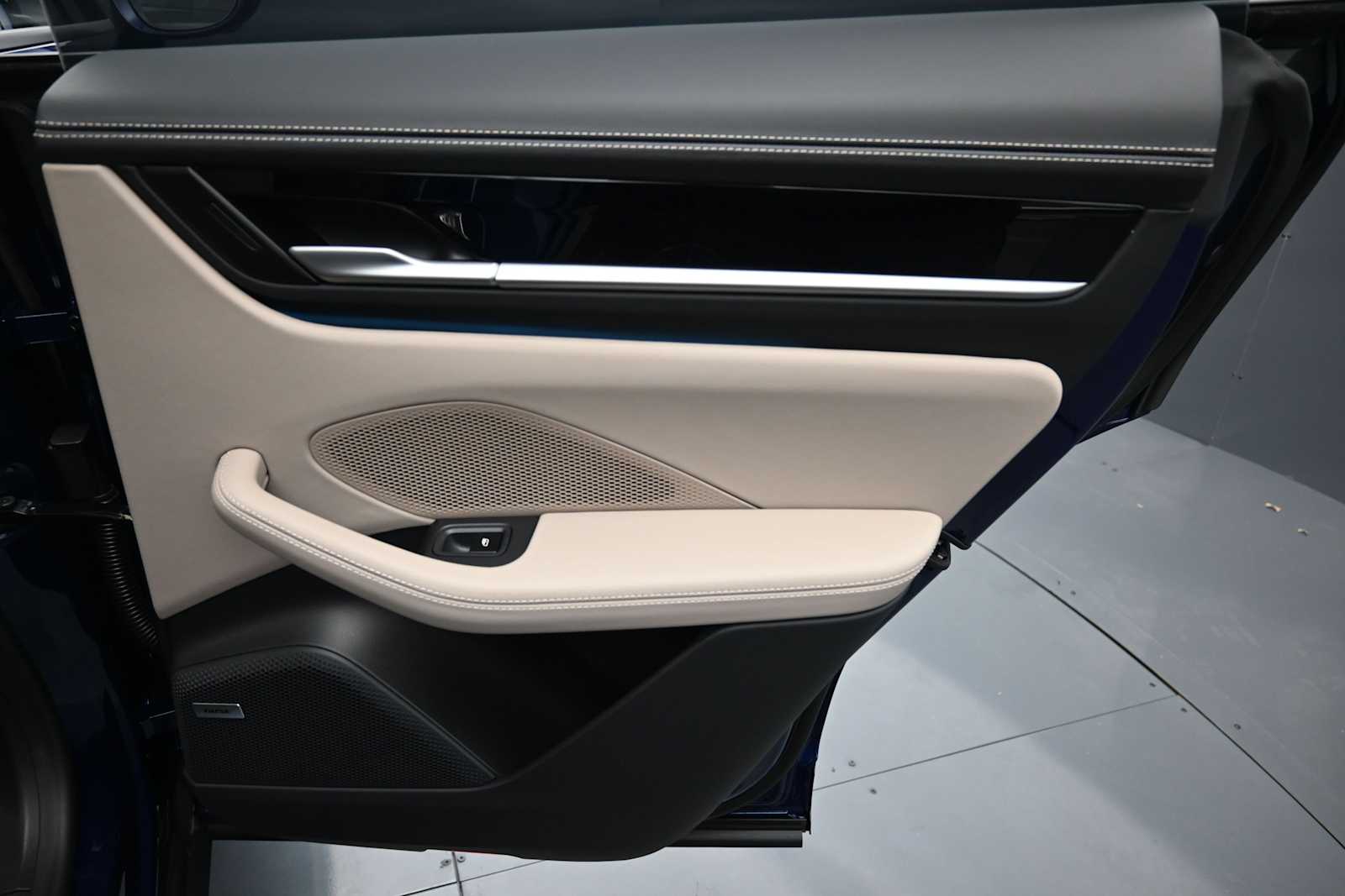 Thumbnail: 2026 Porsche Macan - 18
