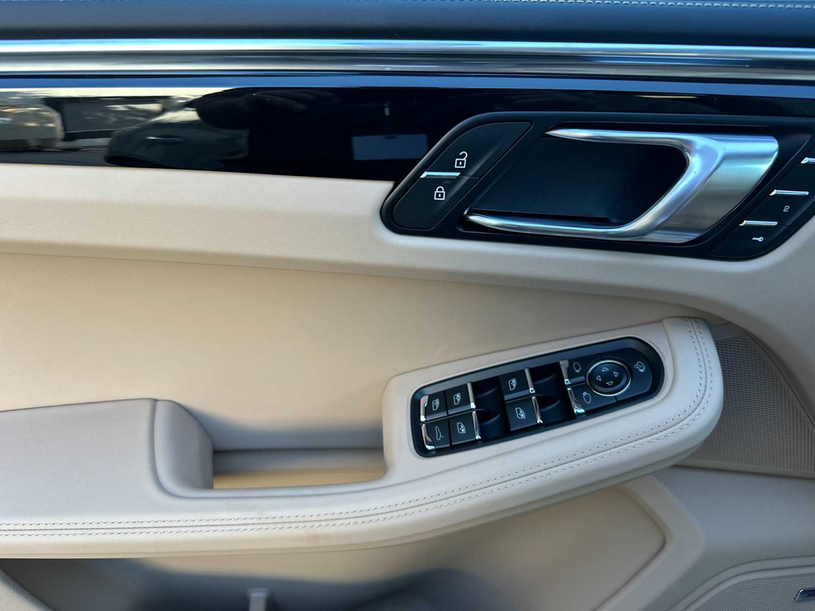 Thumbnail: 2026 Porsche Macan - 12