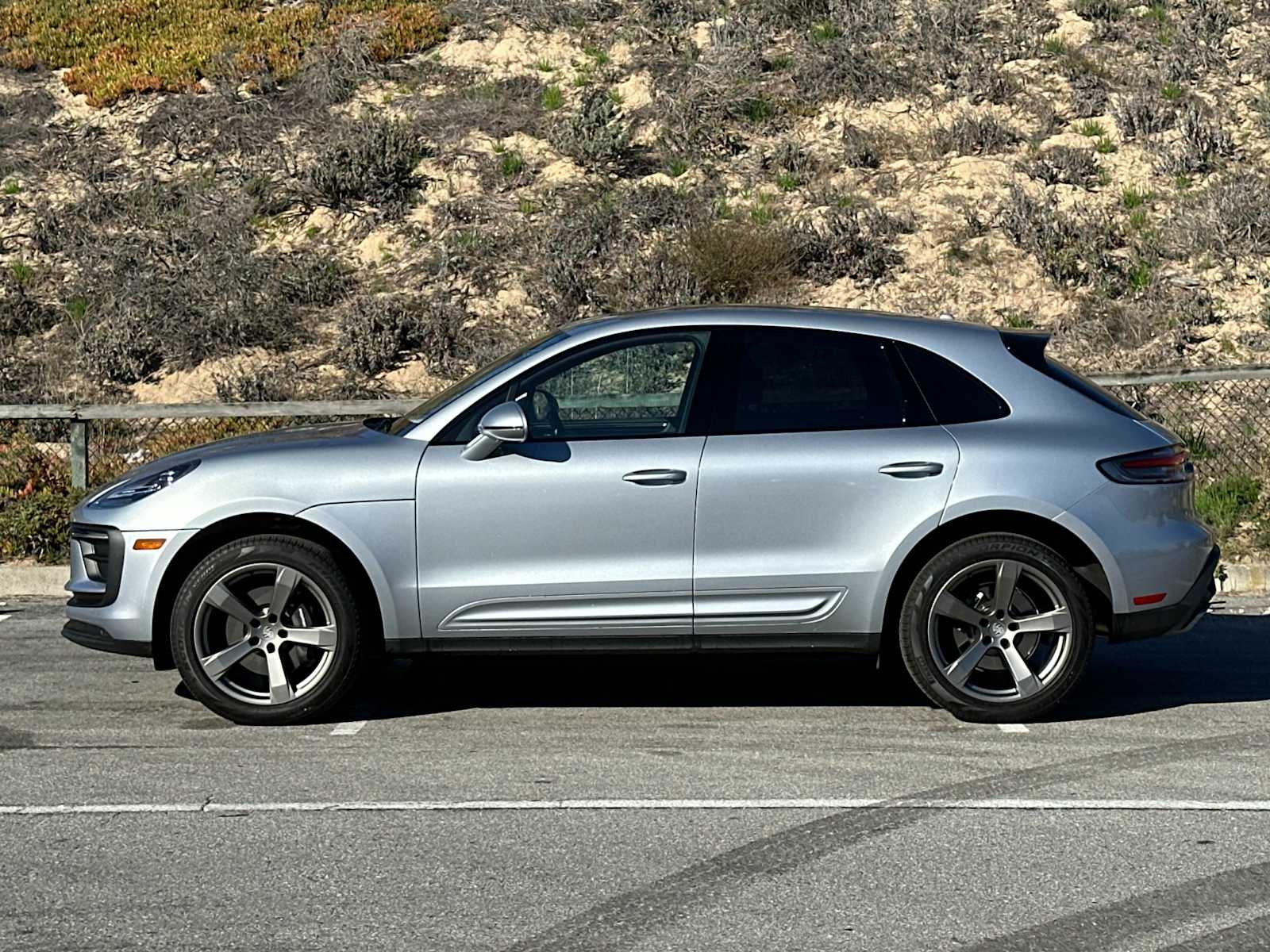 2024 Porsche Macan T photo 2