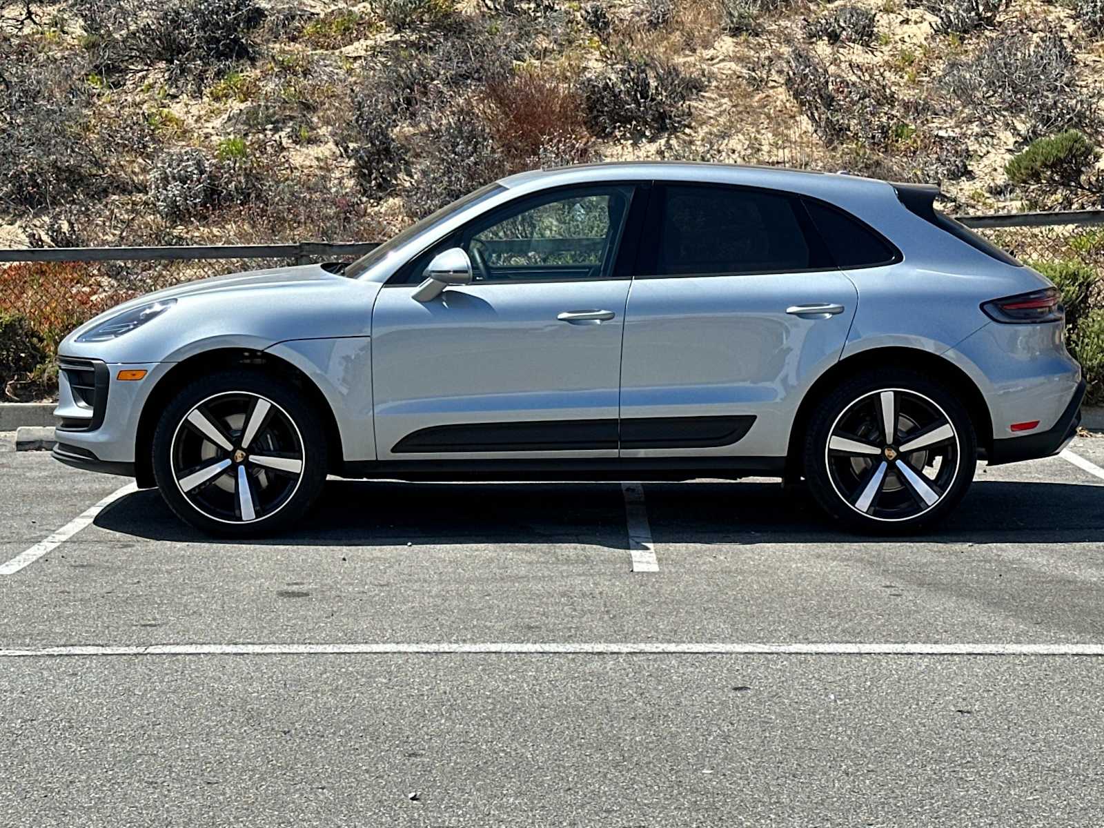 2024 Porsche Macan T photo 2