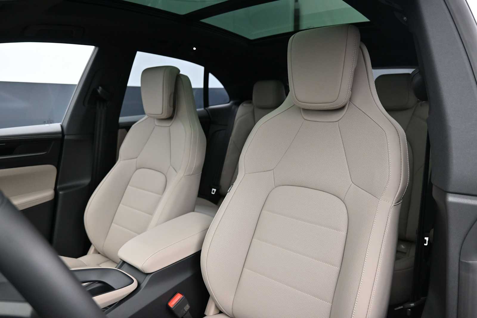 Thumbnail: 2026 Porsche Macan - 5