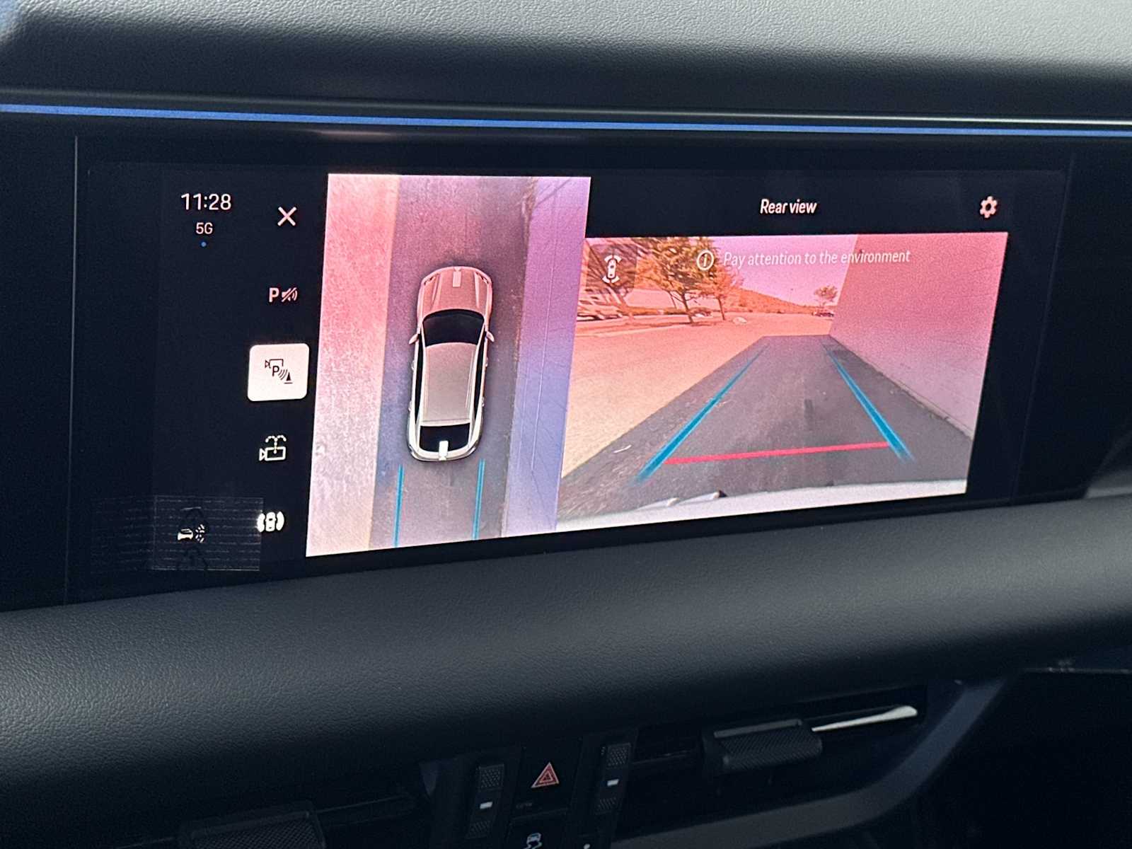 Thumbnail: 2025 Porsche Macan - 21