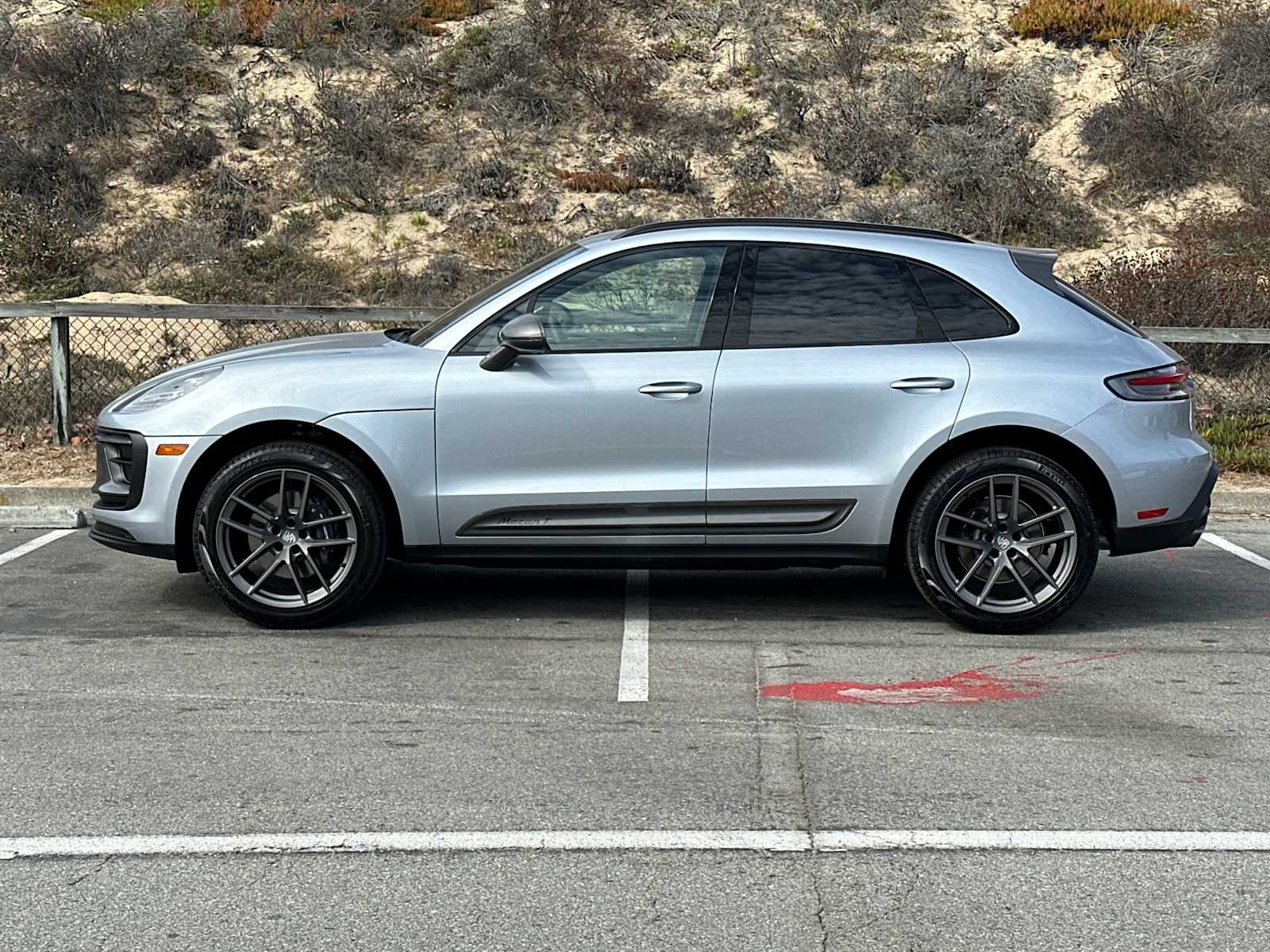 2025 Porsche Macan T photo 2