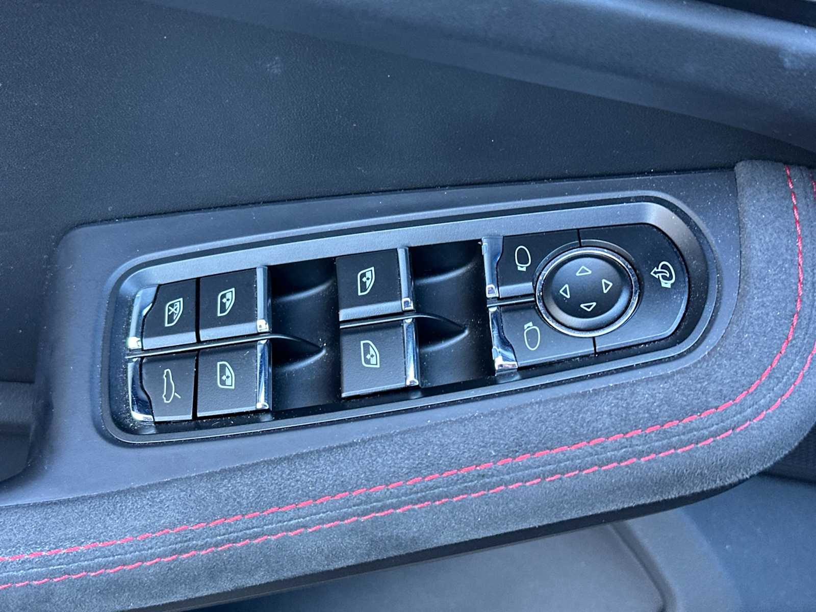 Thumbnail: 2023 Porsche Macan - 13