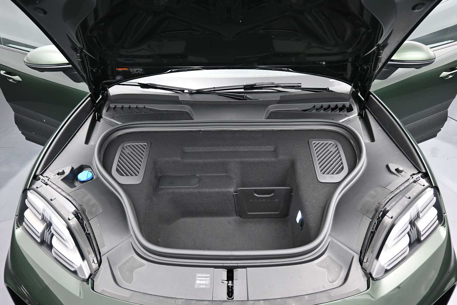 Thumbnail: 2026 Porsche Macan - 22