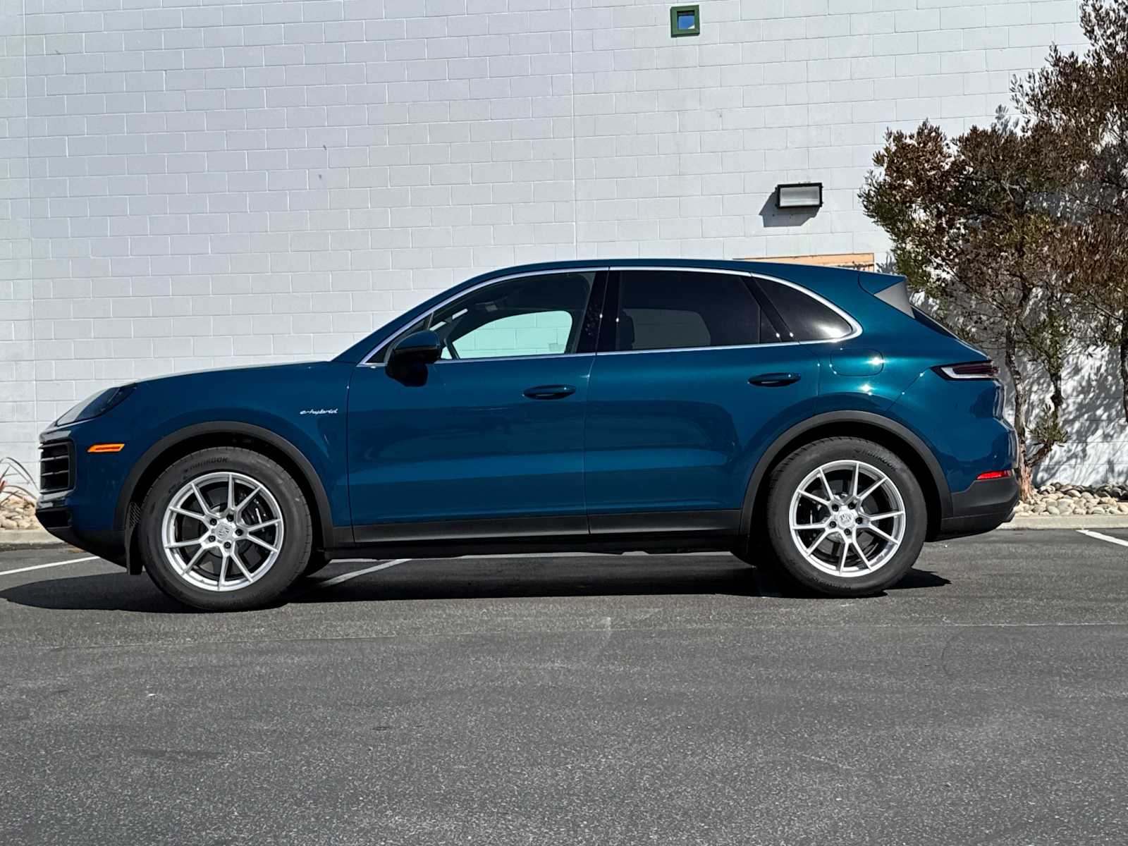2024 Porsche Cayenne S E-Hybrid photo 2