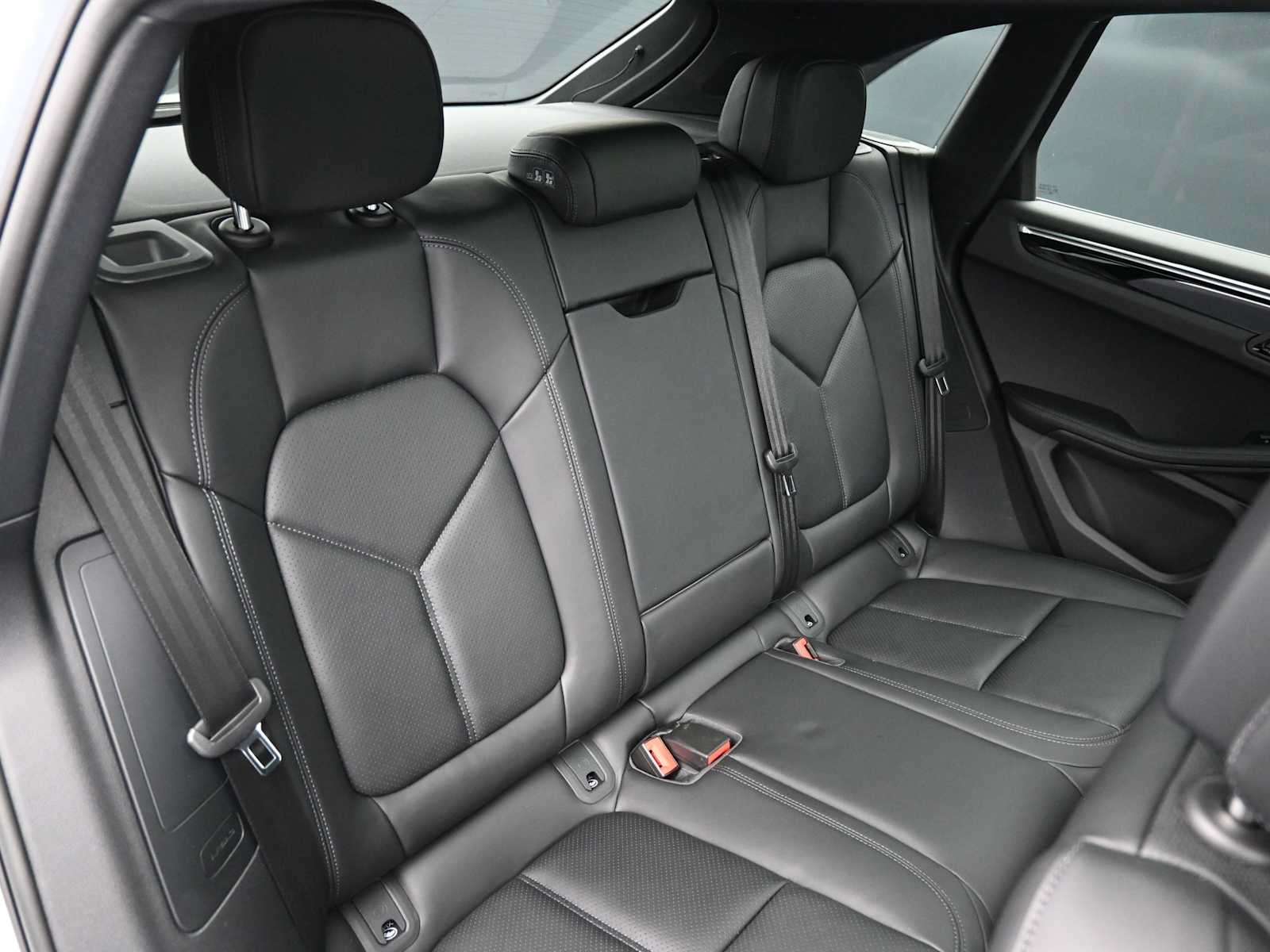 Thumbnail: 2026 Porsche Macan - 23