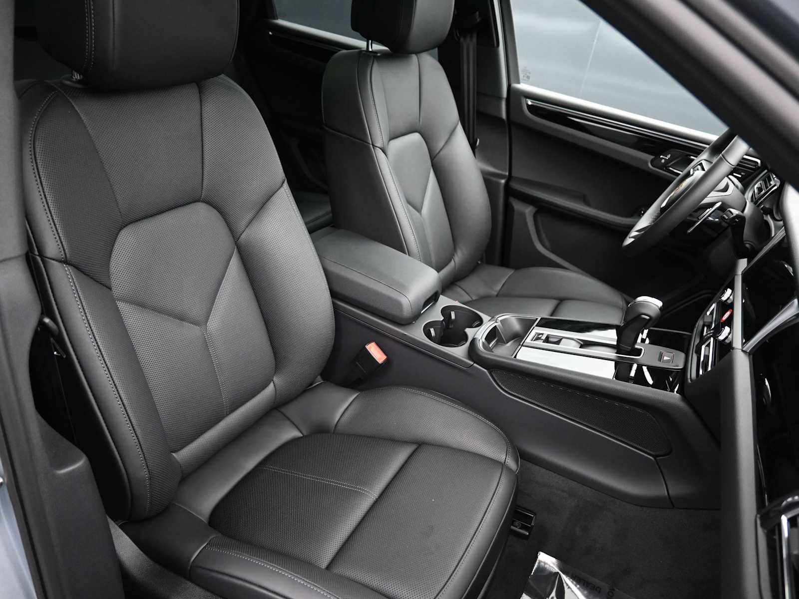 Thumbnail: 2026 Porsche Macan - 27