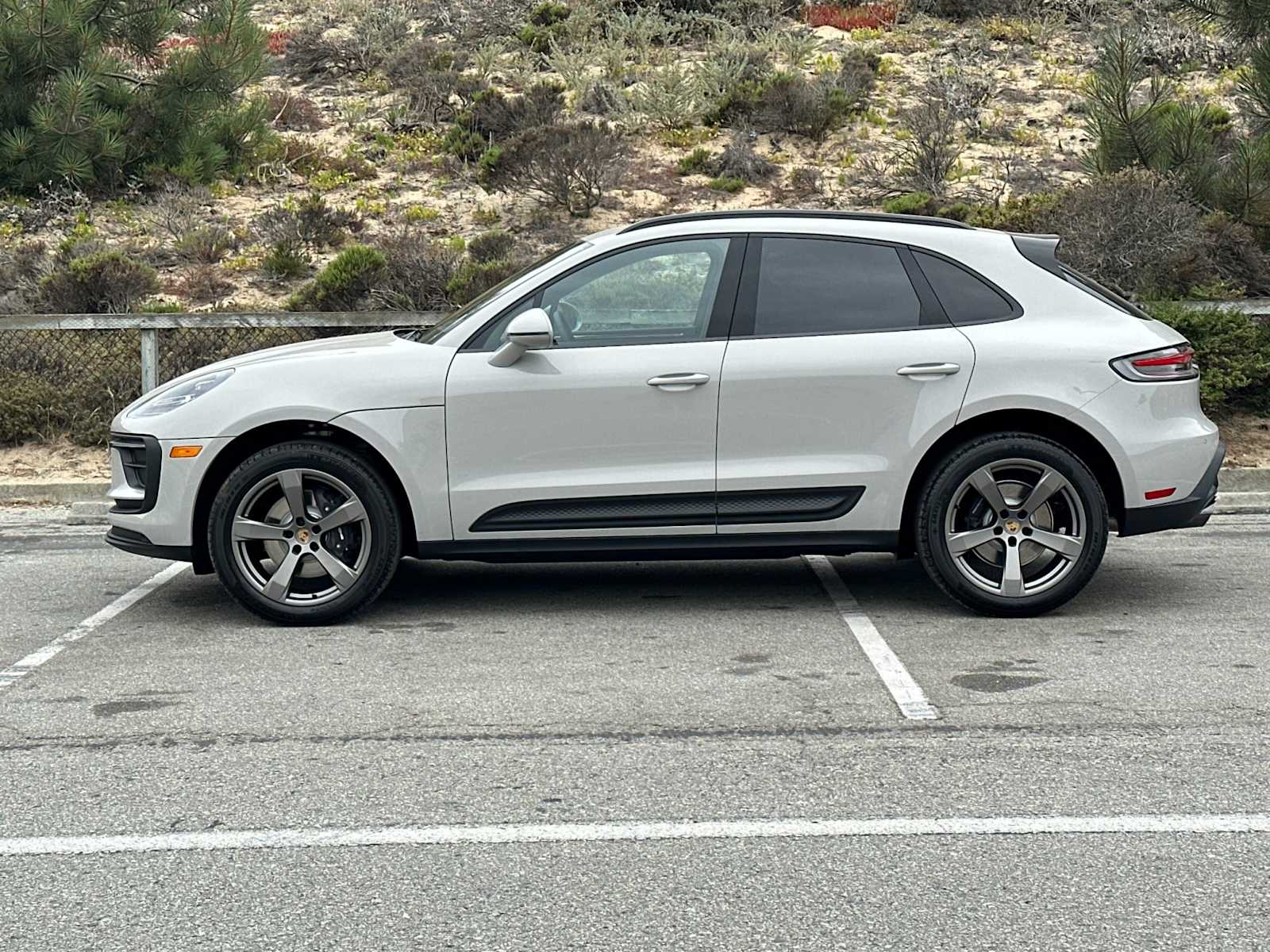 2025 Porsche Macan T photo 2