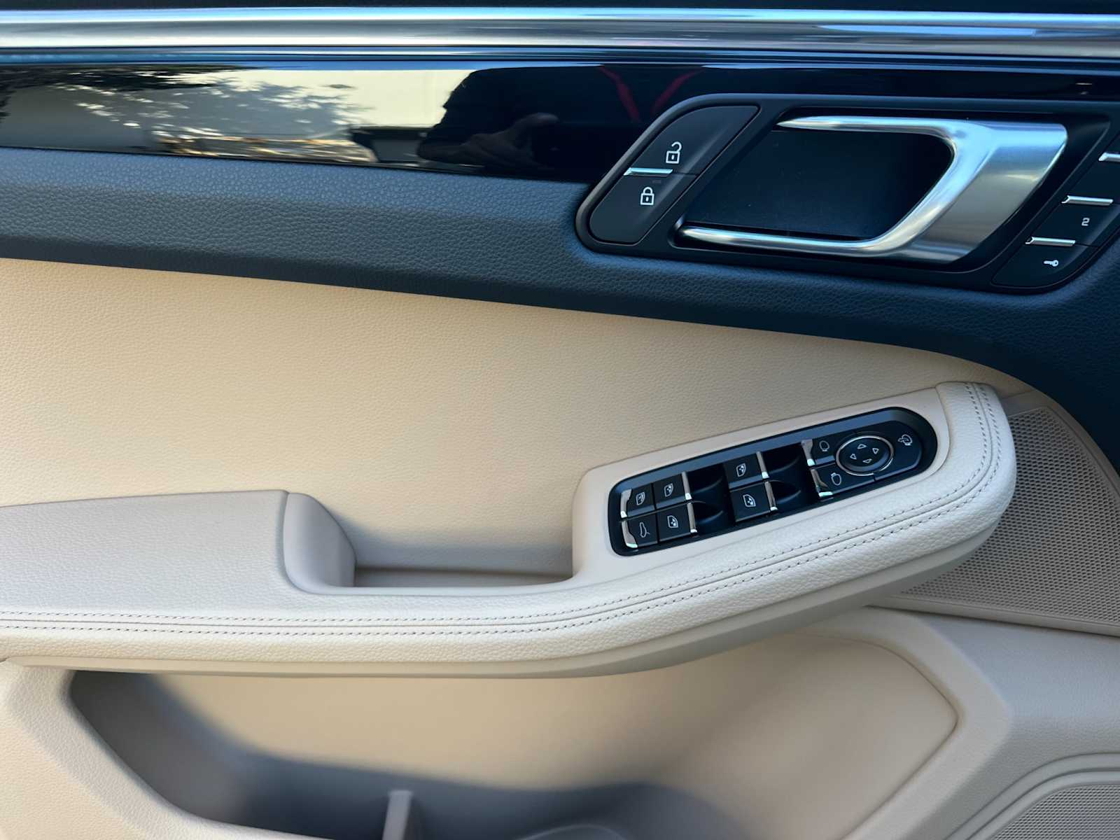 Thumbnail: 2026 Porsche Macan - 12