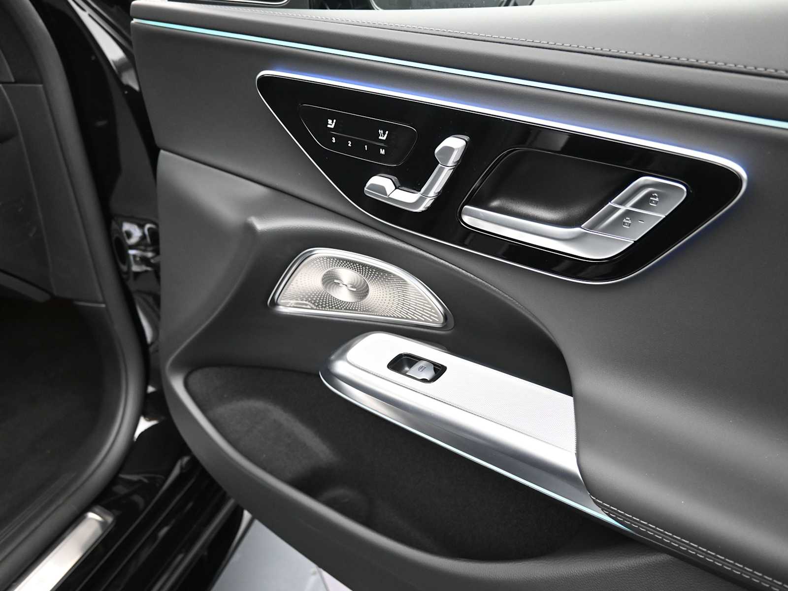 Thumbnail: 2025 Mercedes-Benz E-Class - 19