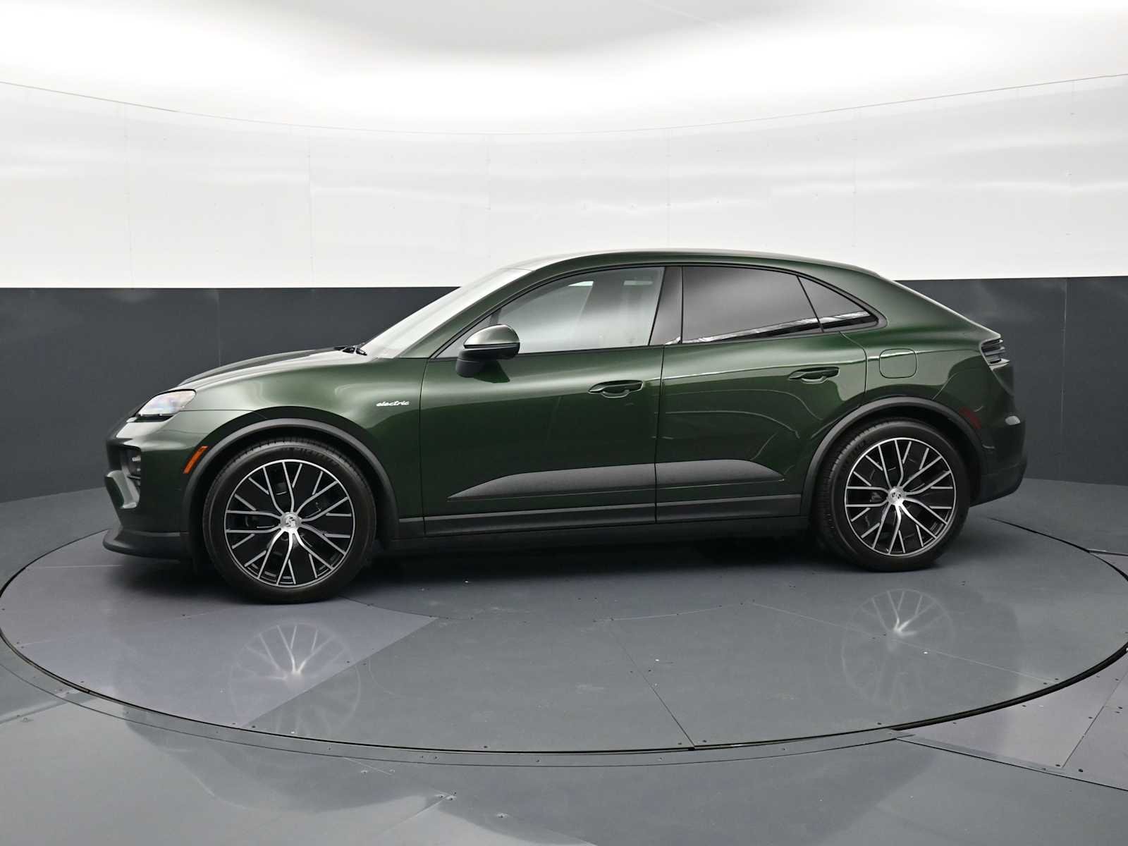Thumbnail: 2026 Porsche Macan - 2