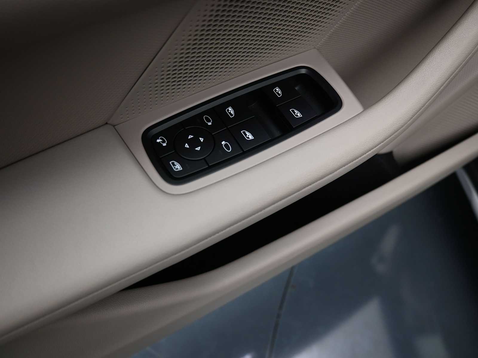 Thumbnail: 2023 Porsche Taycan - 6