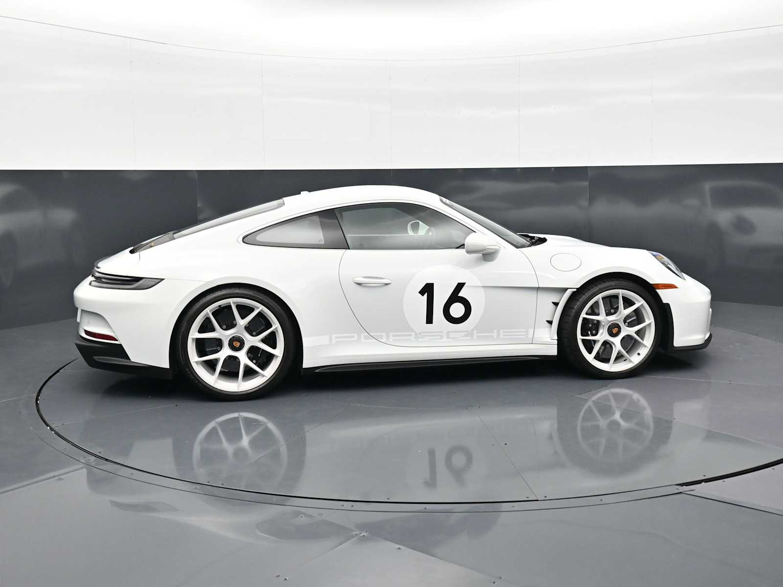 Thumbnail: 2024 Porsche 911 - 35