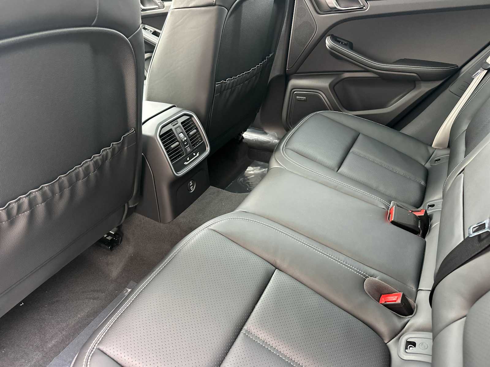 Thumbnail: 2026 Porsche Macan - 14