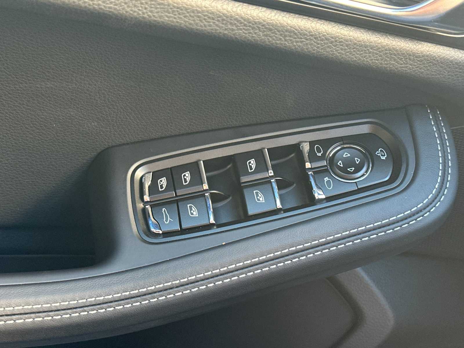 Thumbnail: 2026 Porsche Macan - 13