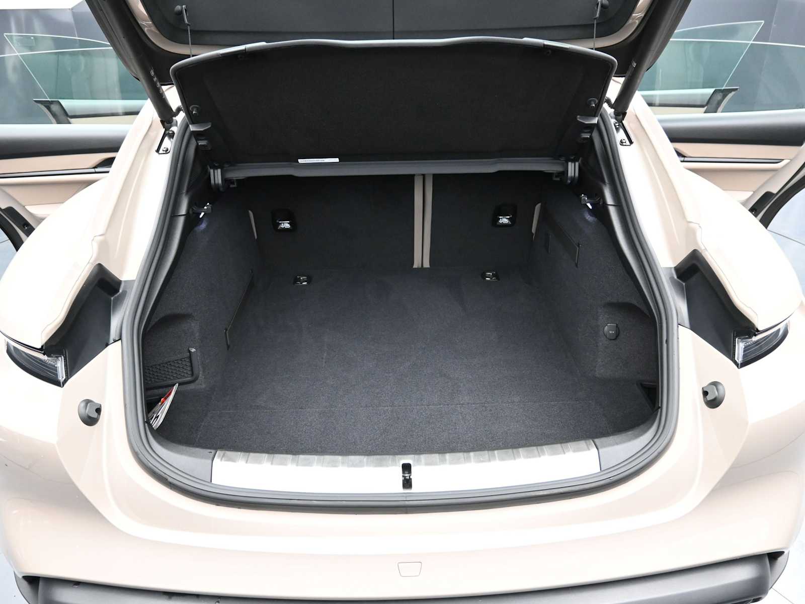 Thumbnail: 2023 Porsche Taycan - 11