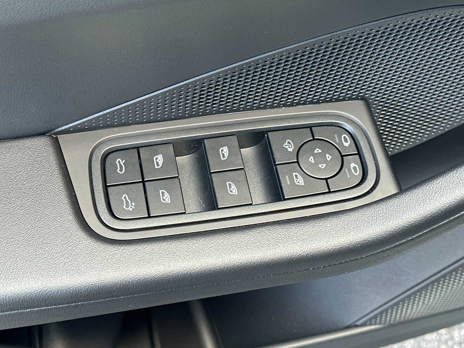 Thumbnail: 2025 Porsche Macan - 13