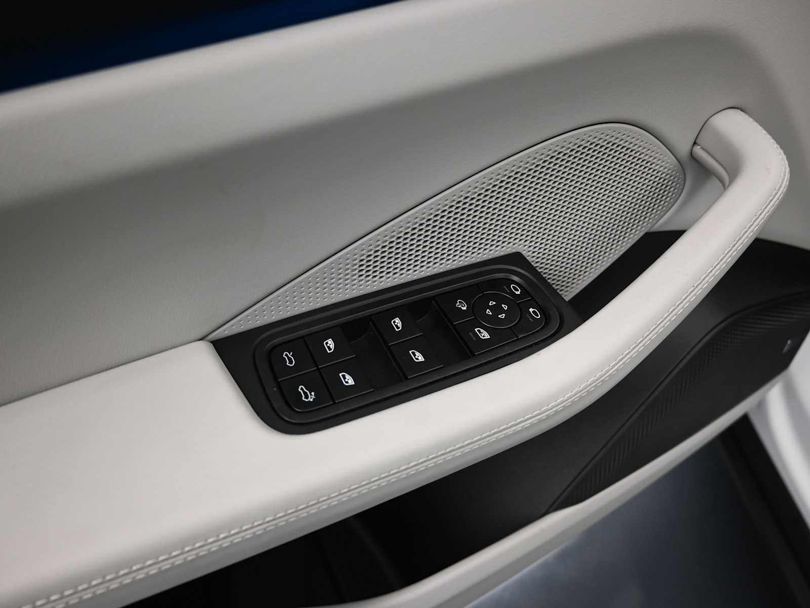 Thumbnail: 2025 Porsche Macan - 8