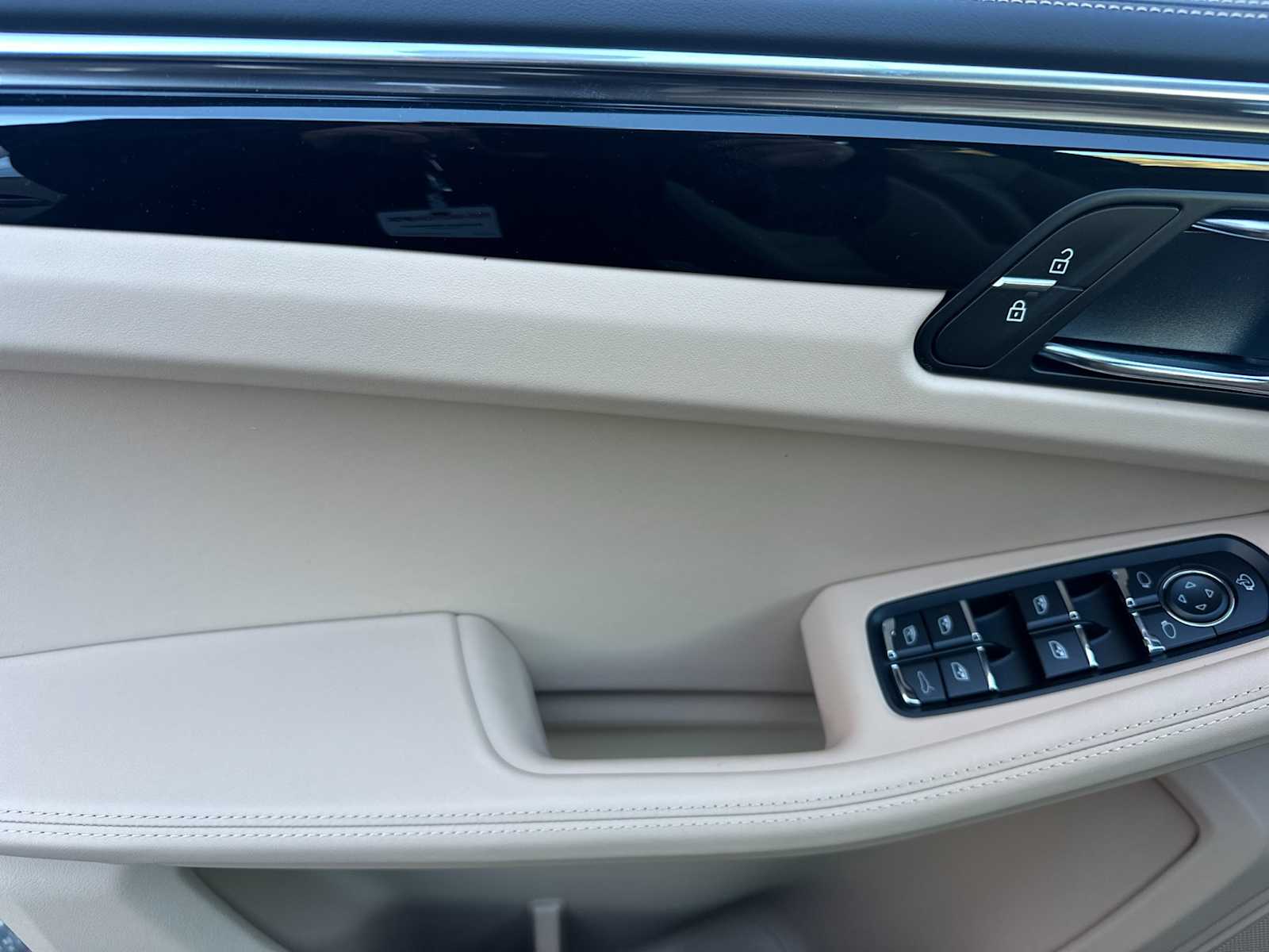 Thumbnail: 2026 Porsche Macan - 12