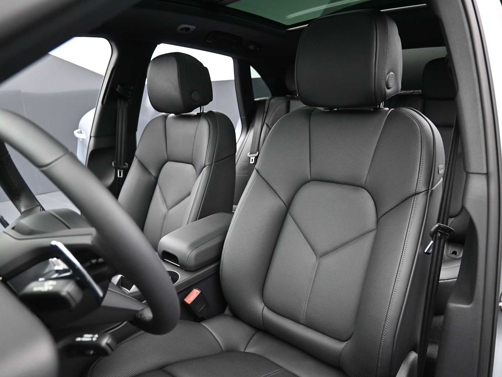 Thumbnail: 2026 Porsche Macan - 5