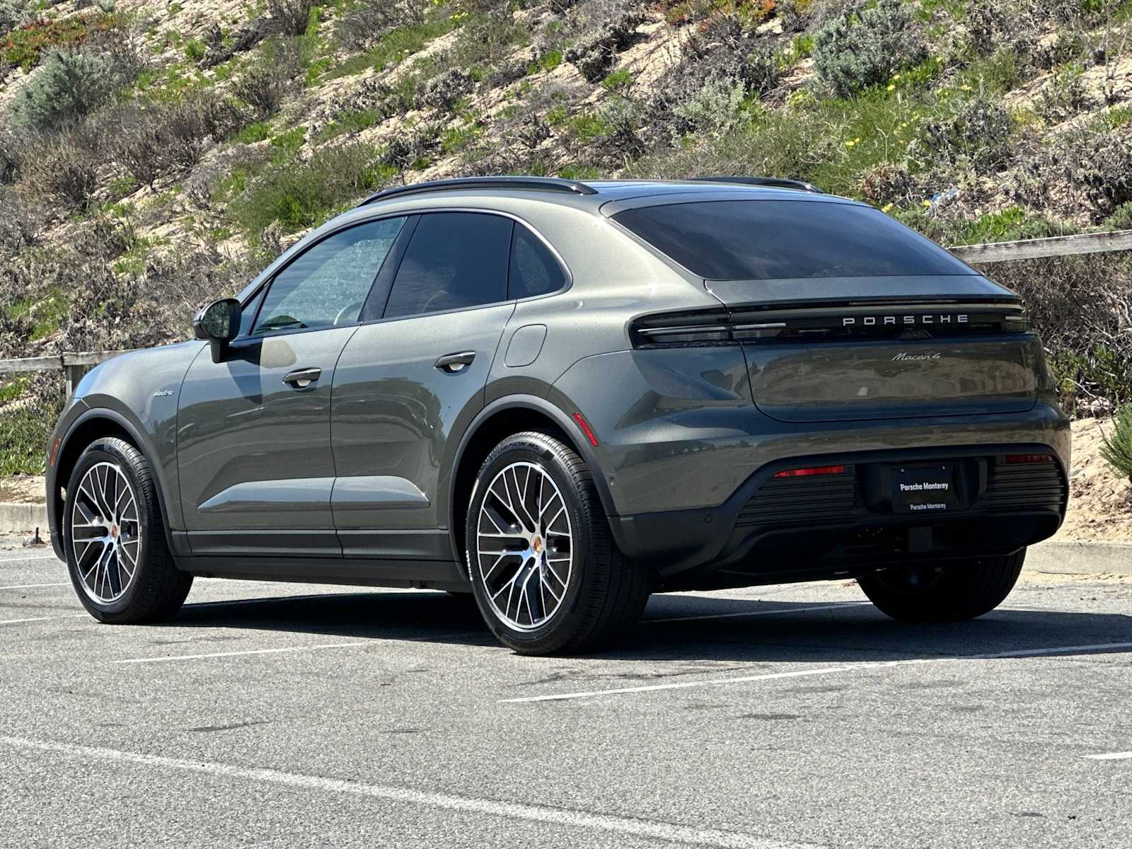 Thumbnail: 2026 Porsche Macan - 3