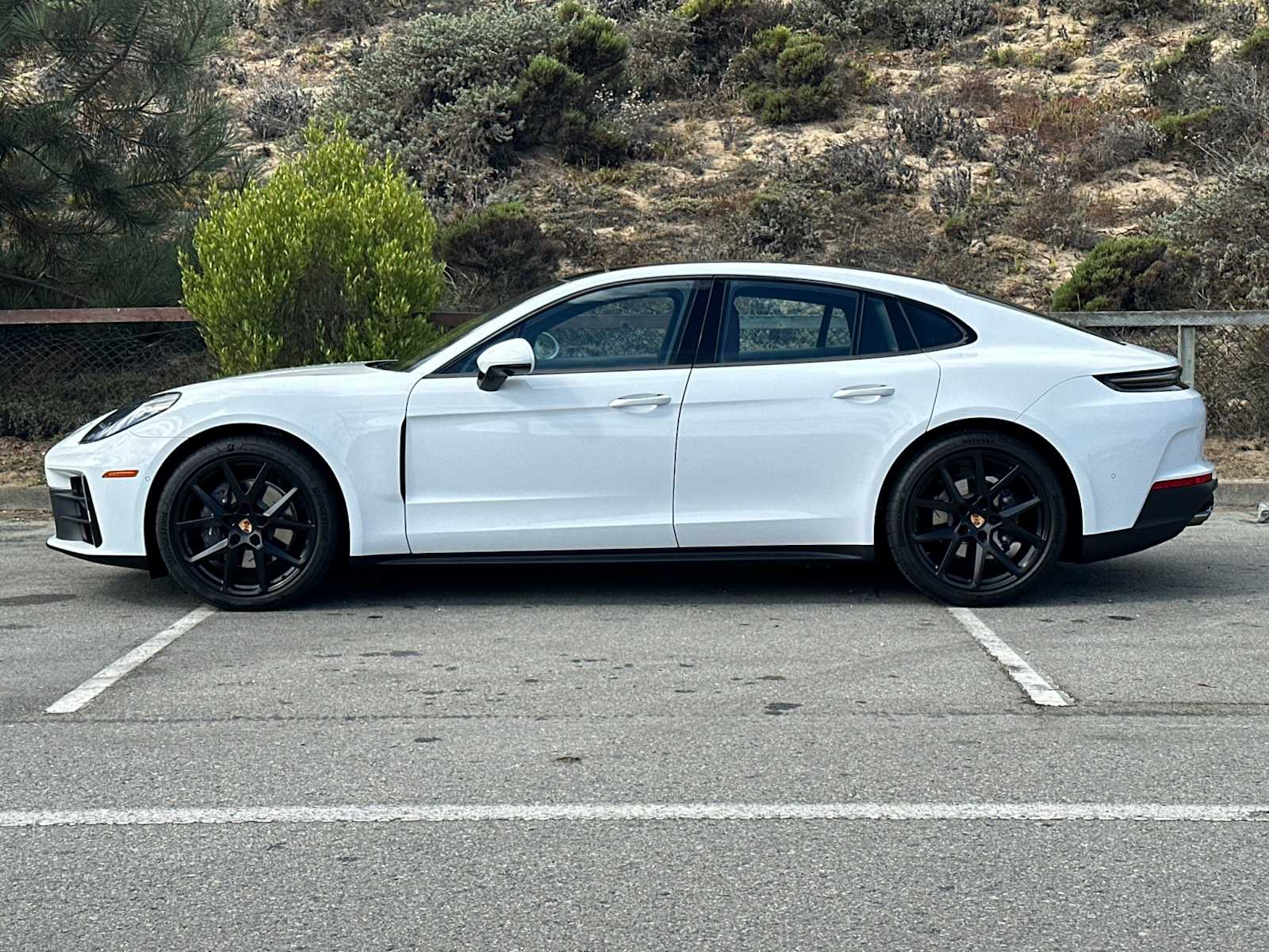 2025 Porsche Panamera photo 2