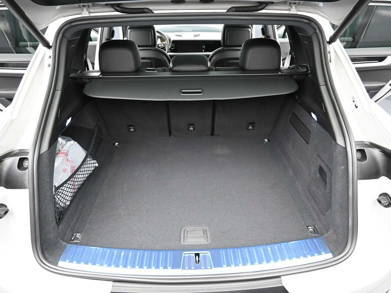 Thumbnail: 2026 Porsche Cayenne - 30