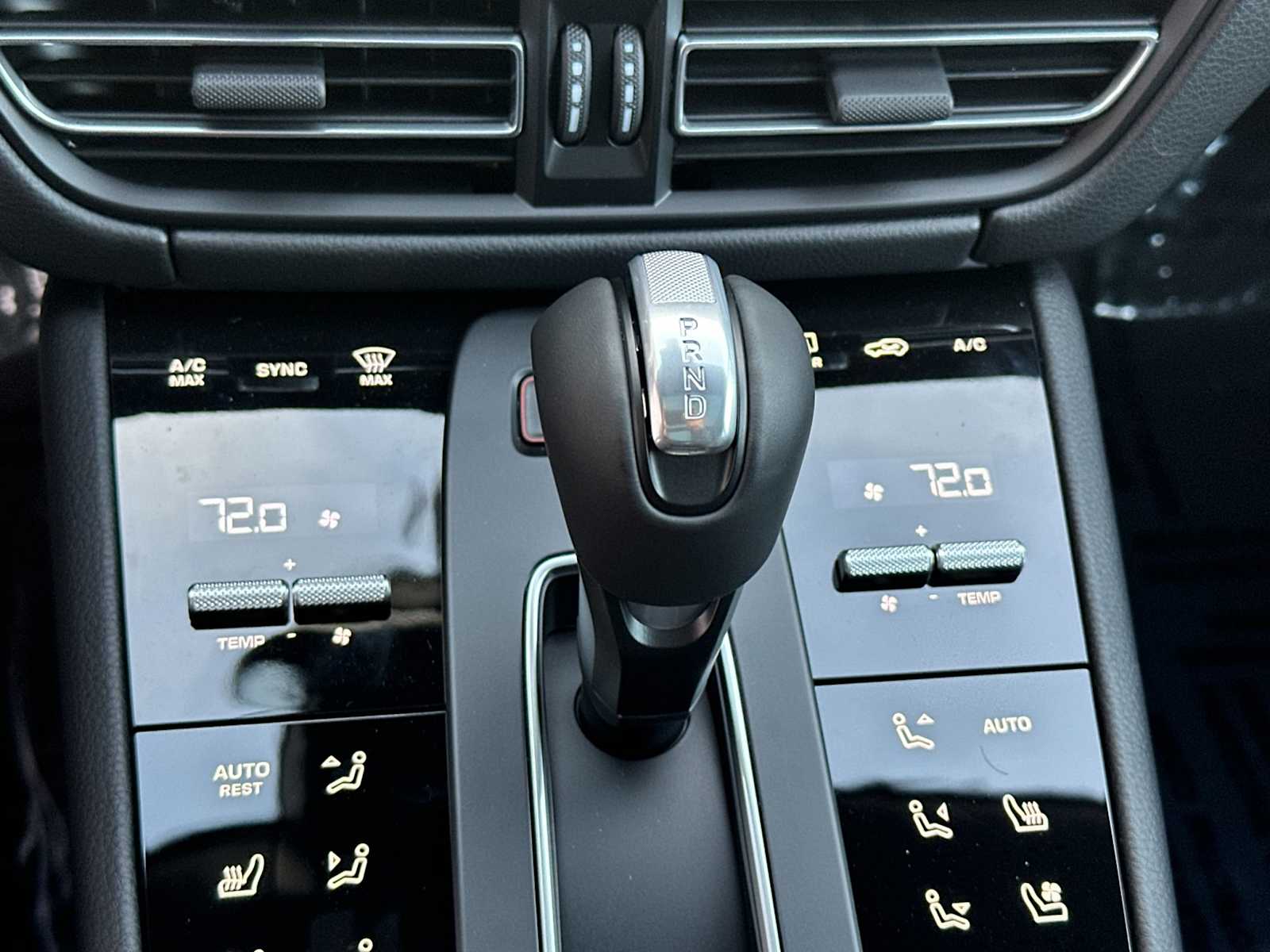 Thumbnail: 2026 Porsche Macan - 23