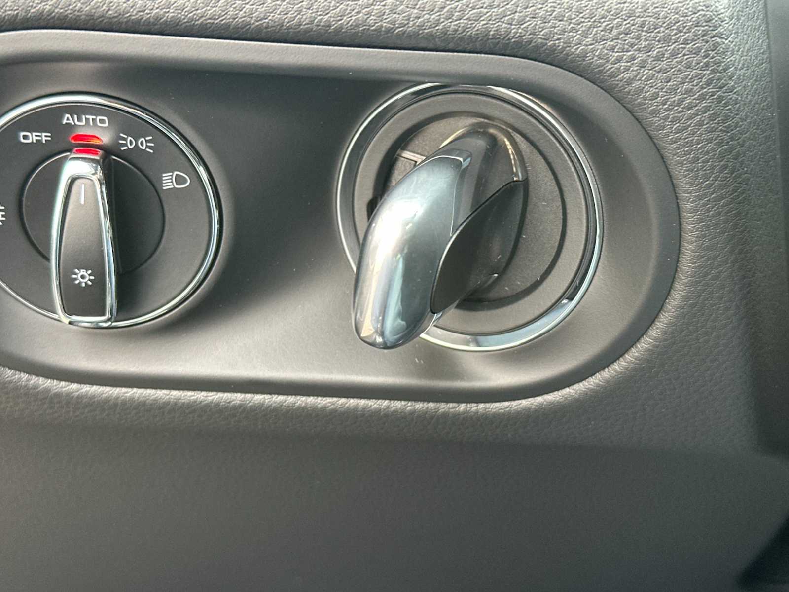 Thumbnail: 2026 Porsche Macan - 24