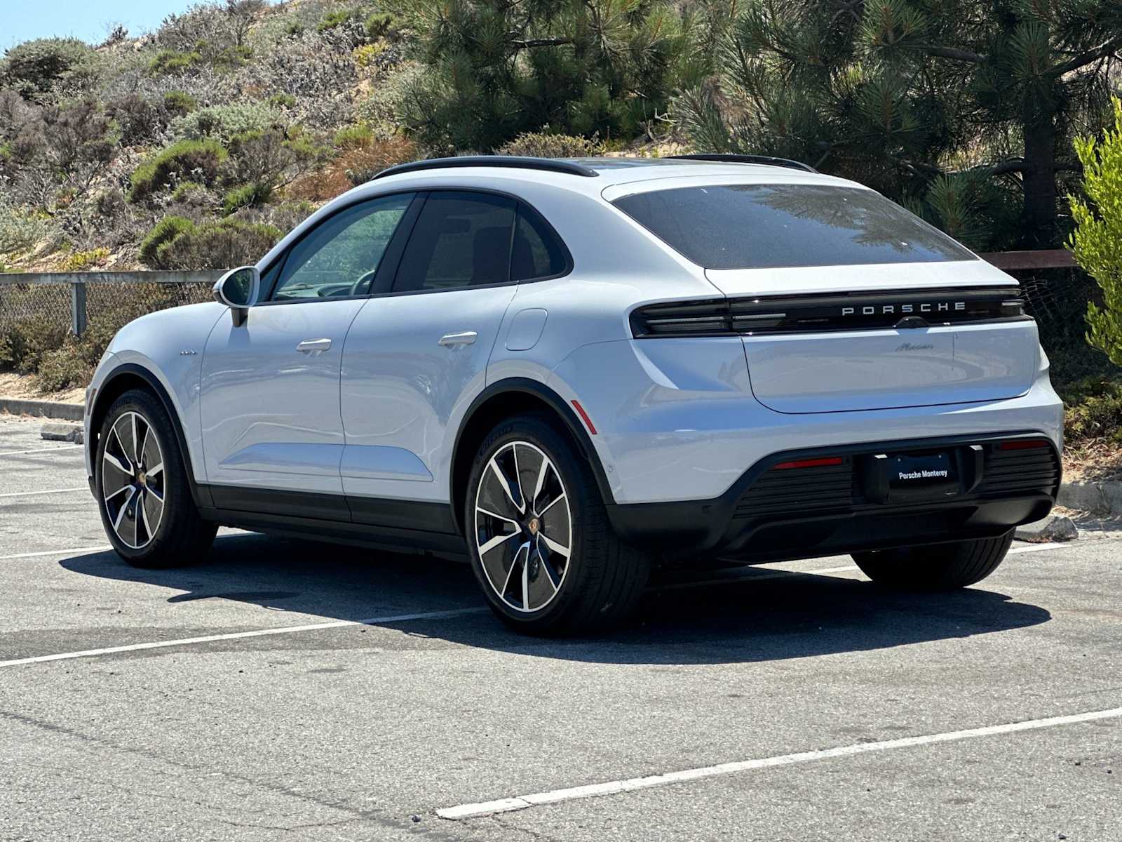 2025 Porsche Macan Electric photo 3