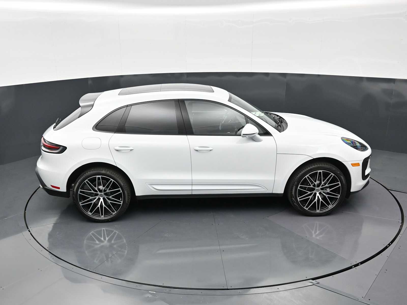 Thumbnail: 2026 Porsche Macan - 35
