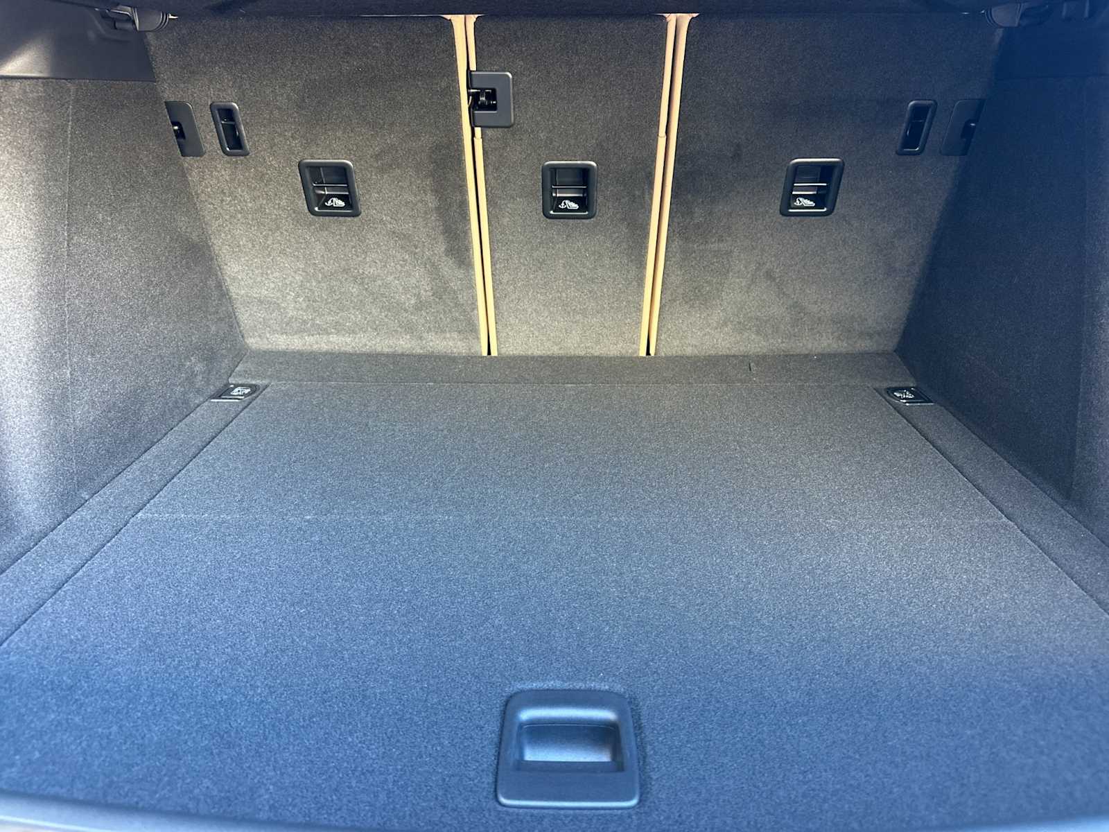 Thumbnail: 2026 Porsche Macan - 16