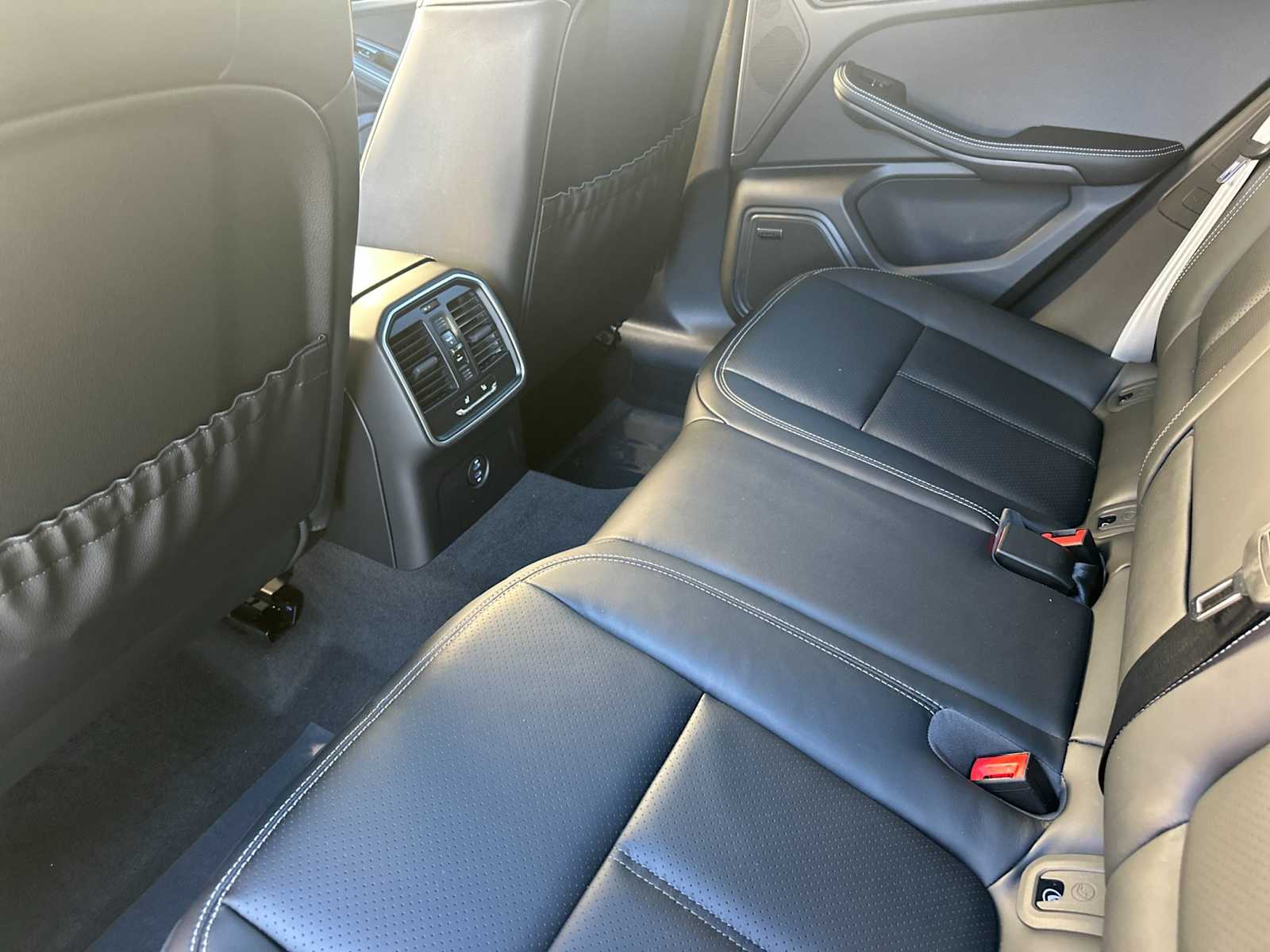 Thumbnail: 2026 Porsche Macan - 14